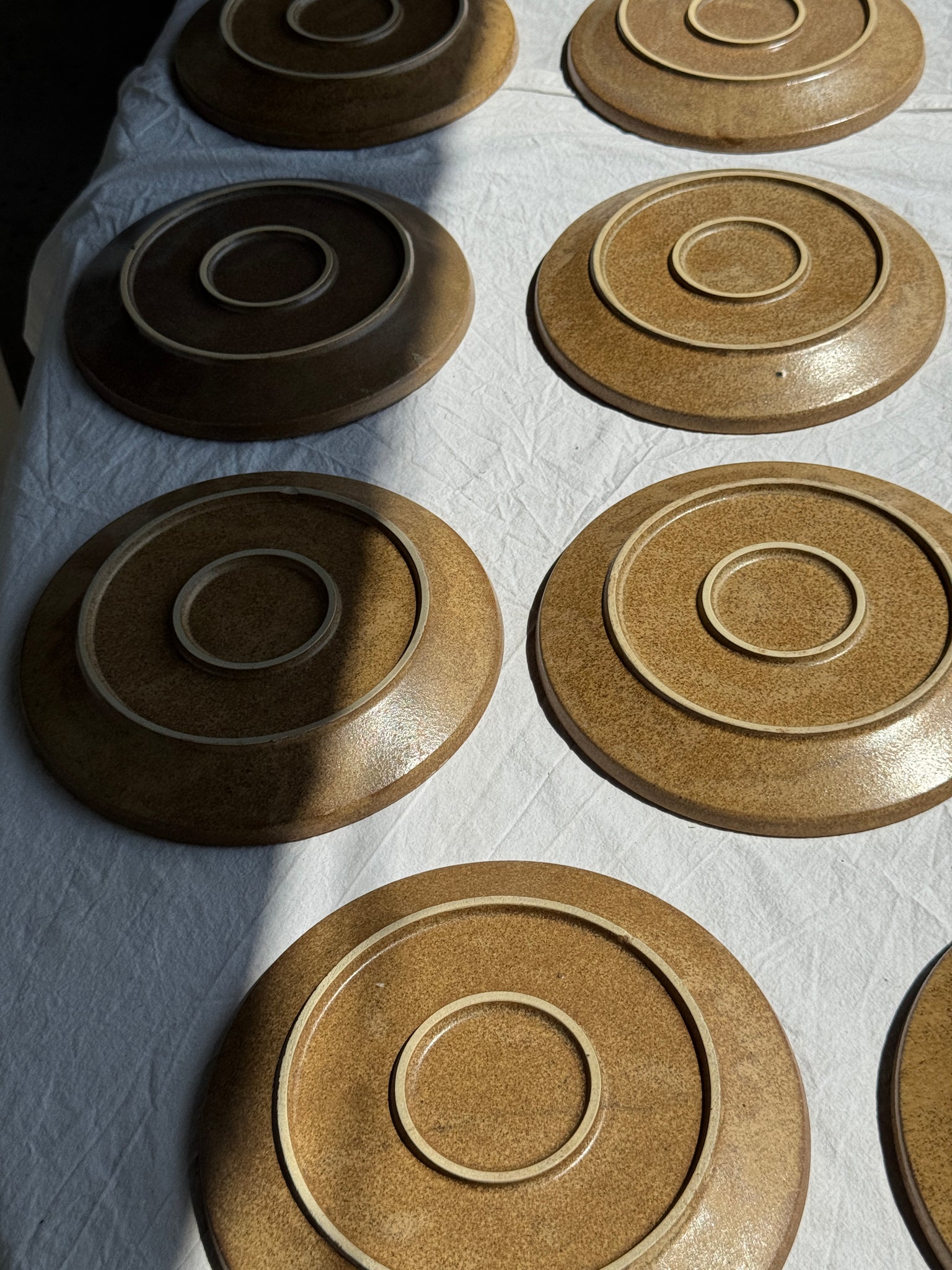 Lot de 20 assiettes en grès brun épais évasées D22,5