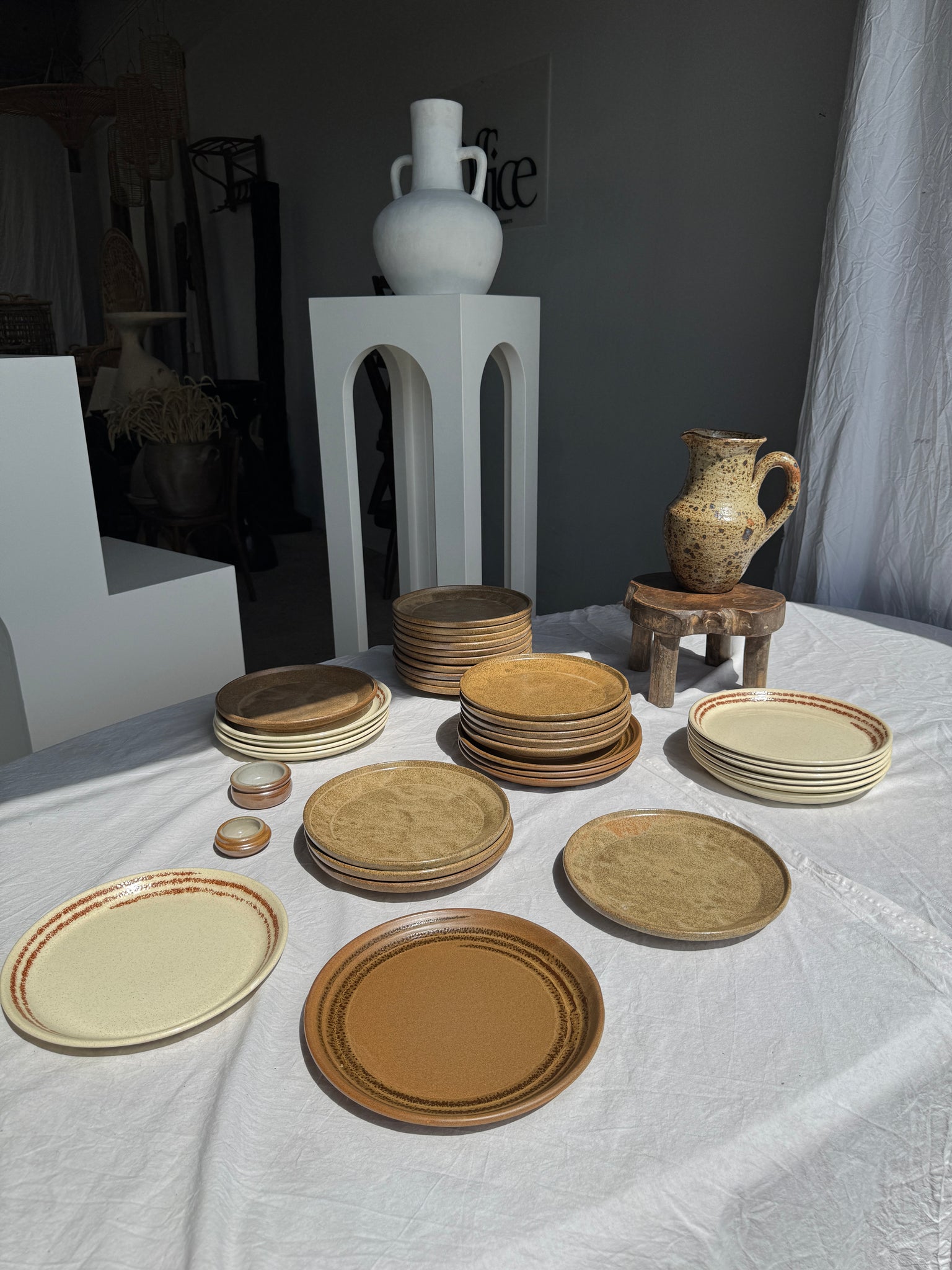 Lot de 11 assiettes en grès blanc liseré brun D24,5