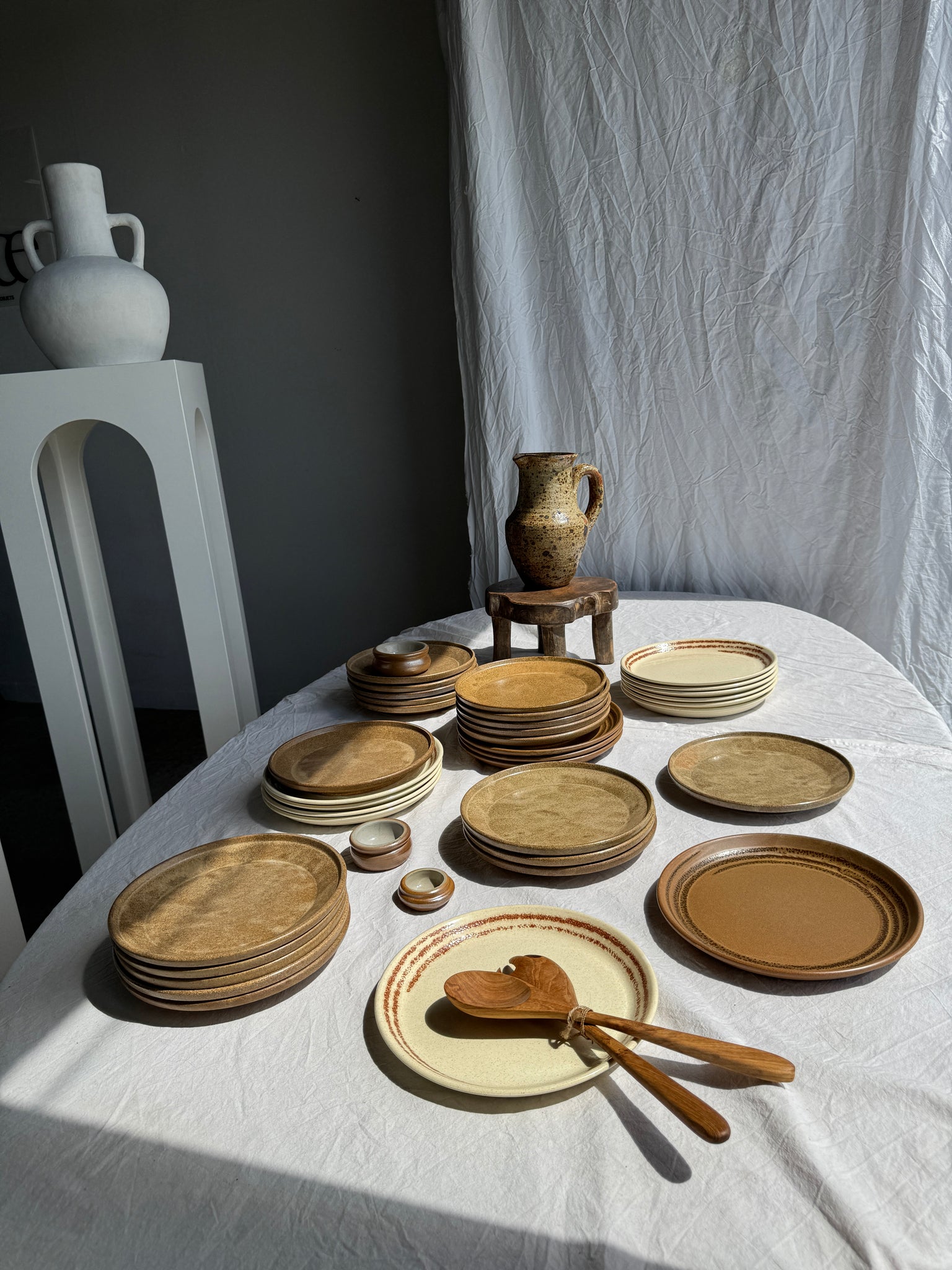 Lot de 11 assiettes en grès blanc liseré brun D24,5