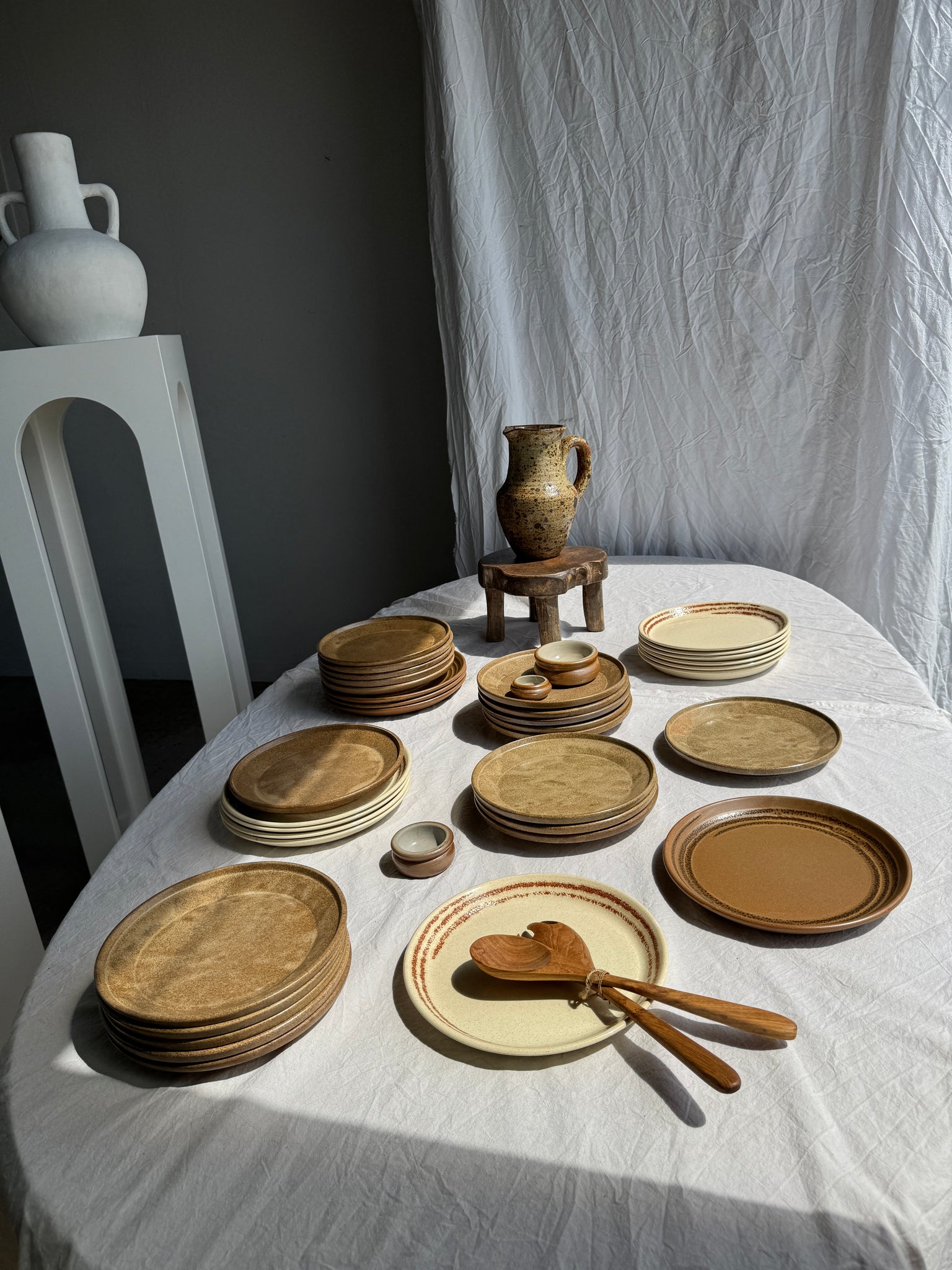 Lot de 4 assiettes en grès brune liseré brun