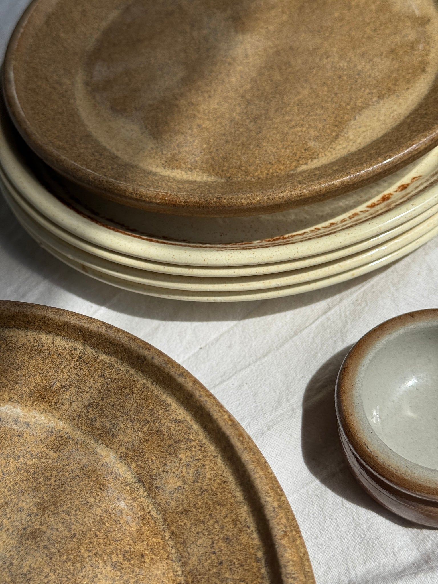 Lot de 20 assiettes en grès brun épais évasées D22,5