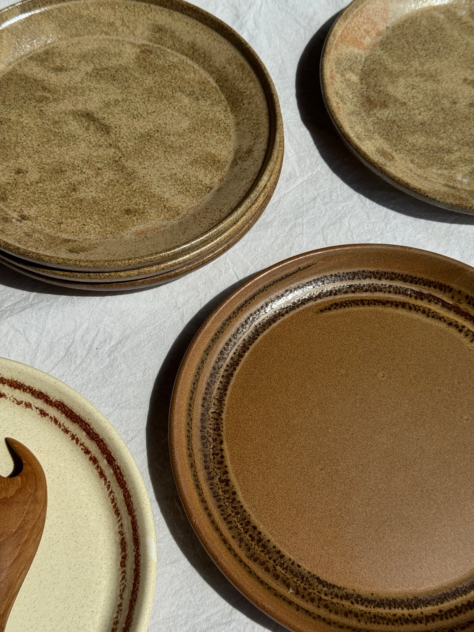 Lot de 4 assiettes en grès brune liseré brun