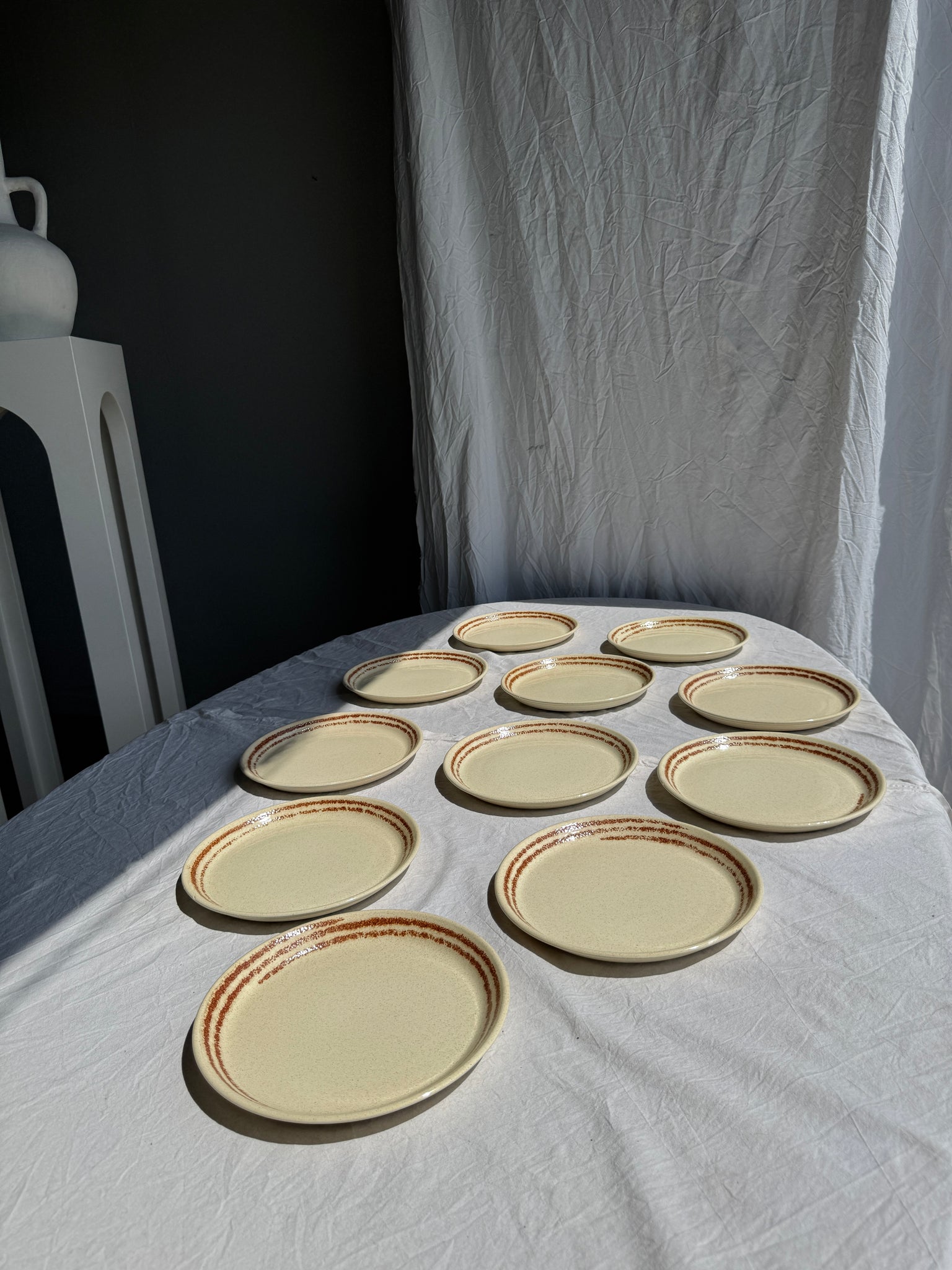 Lot de 11 assiettes en grès blanc liseré brun D24,5