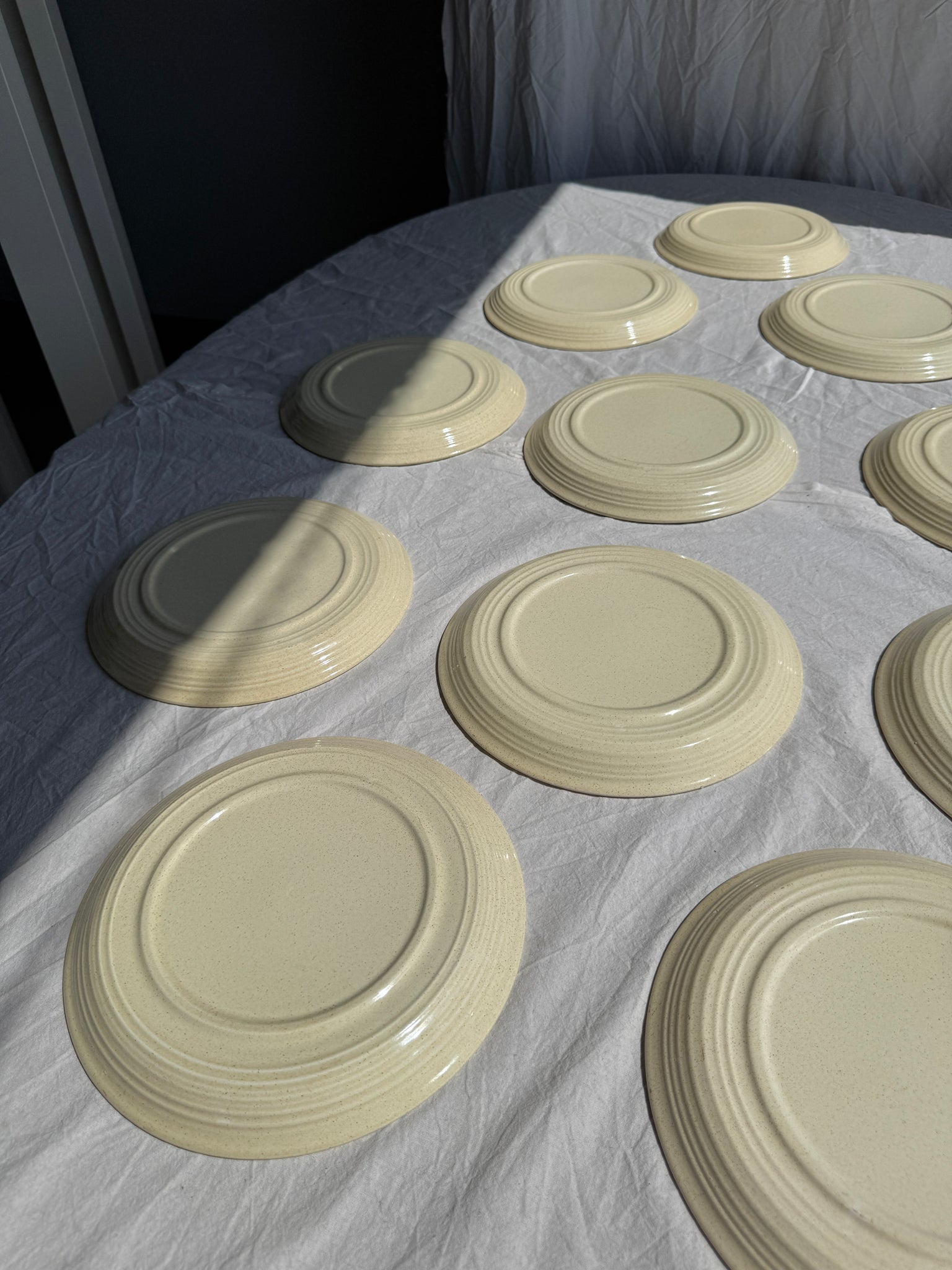 Lot de 11 assiettes en grès blanc liseré brun D24,5