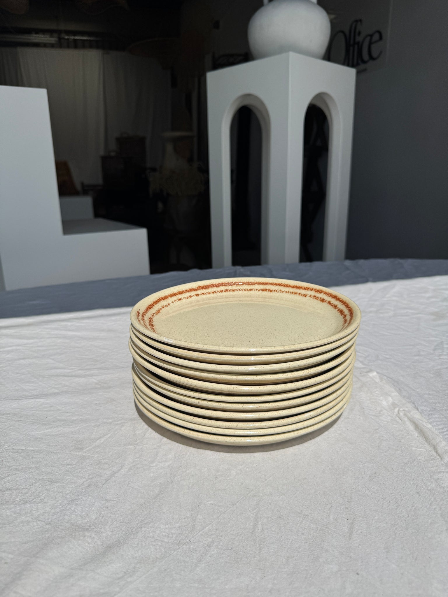 Lot de 11 assiettes en grès blanc liseré brun D24,5