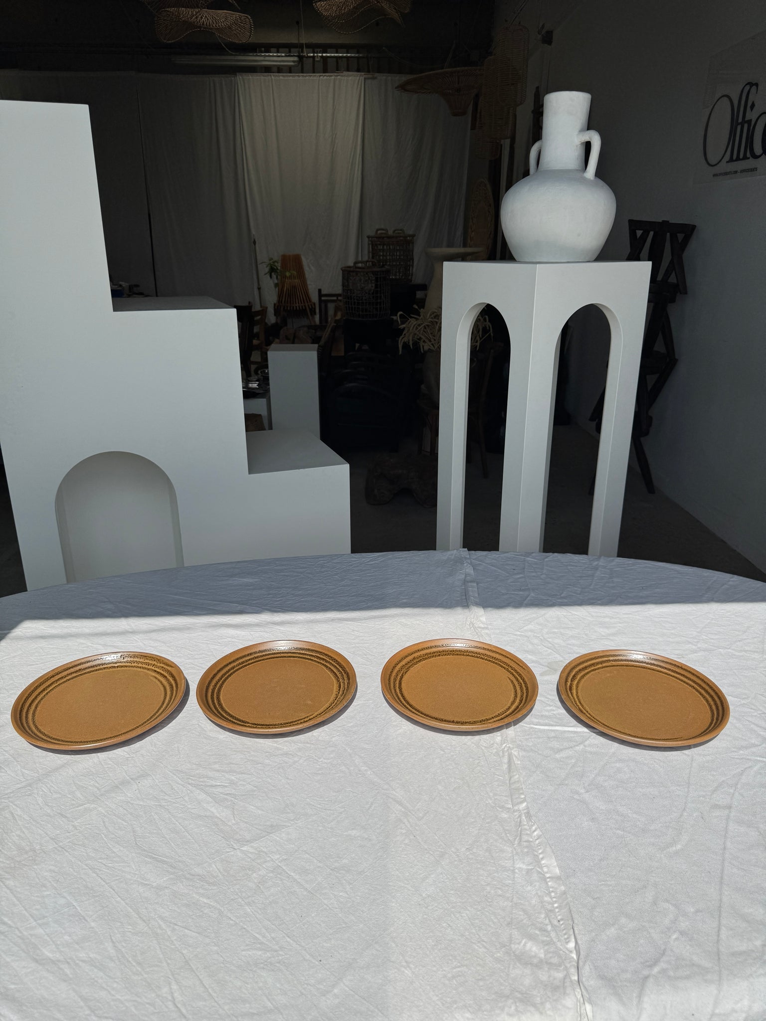 Lot de 4 assiettes en grès brune liseré brun