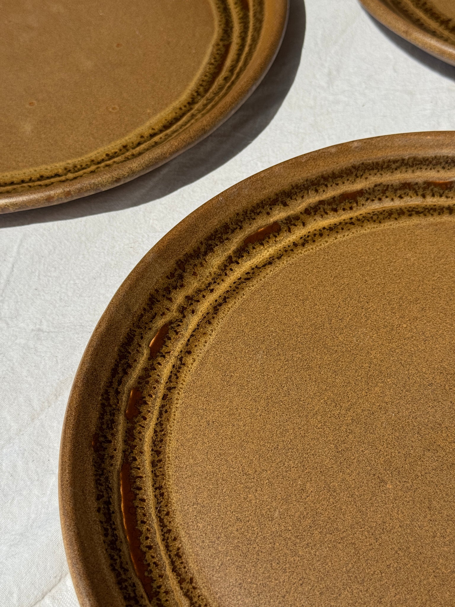 Lot de 4 assiettes en grès brune liseré brun