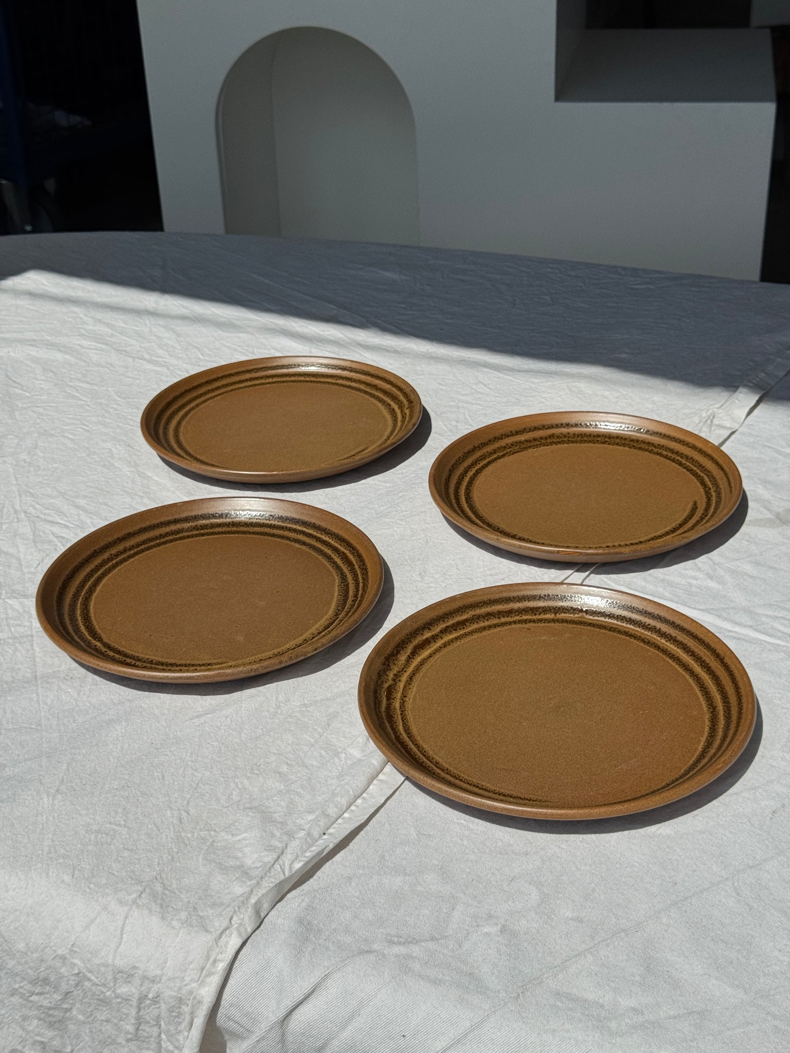Lot de 4 assiettes en grès brune liseré brun