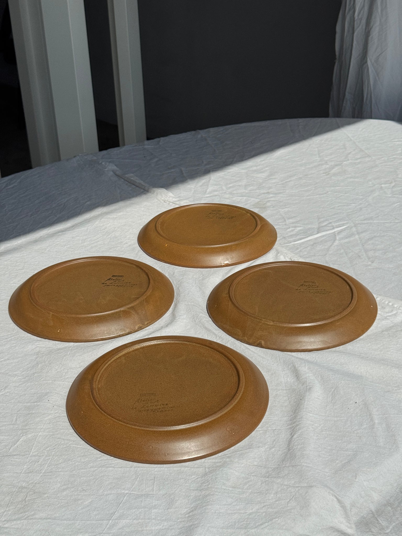 Lot de 4 assiettes en grès brune liseré brun