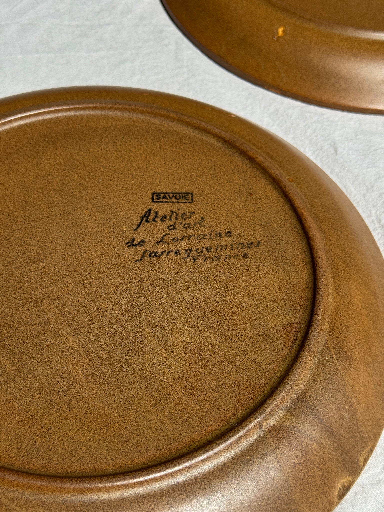 Lot de 4 assiettes en grès brune liseré brun