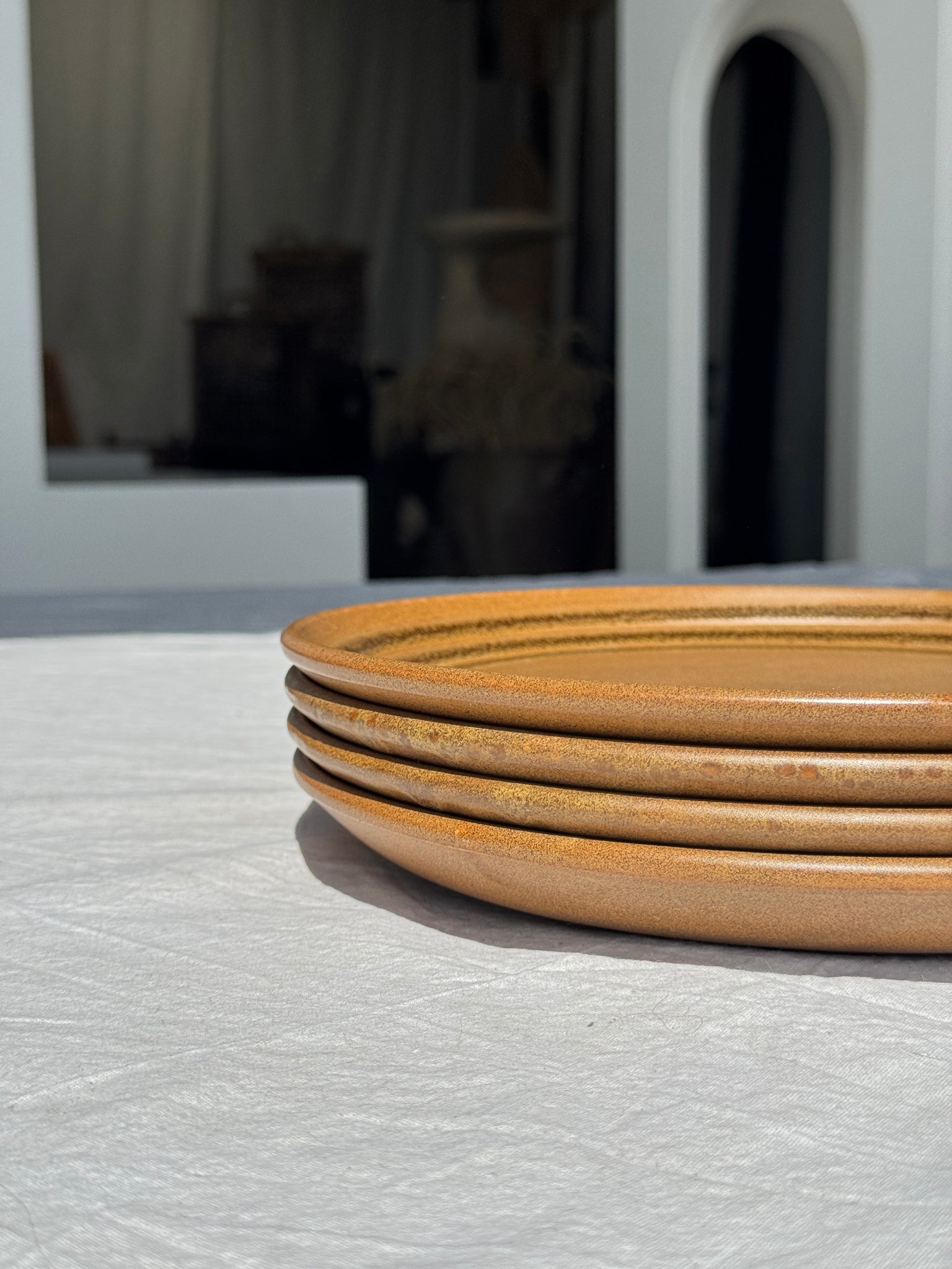 Lot de 4 assiettes en grès brune liseré brun