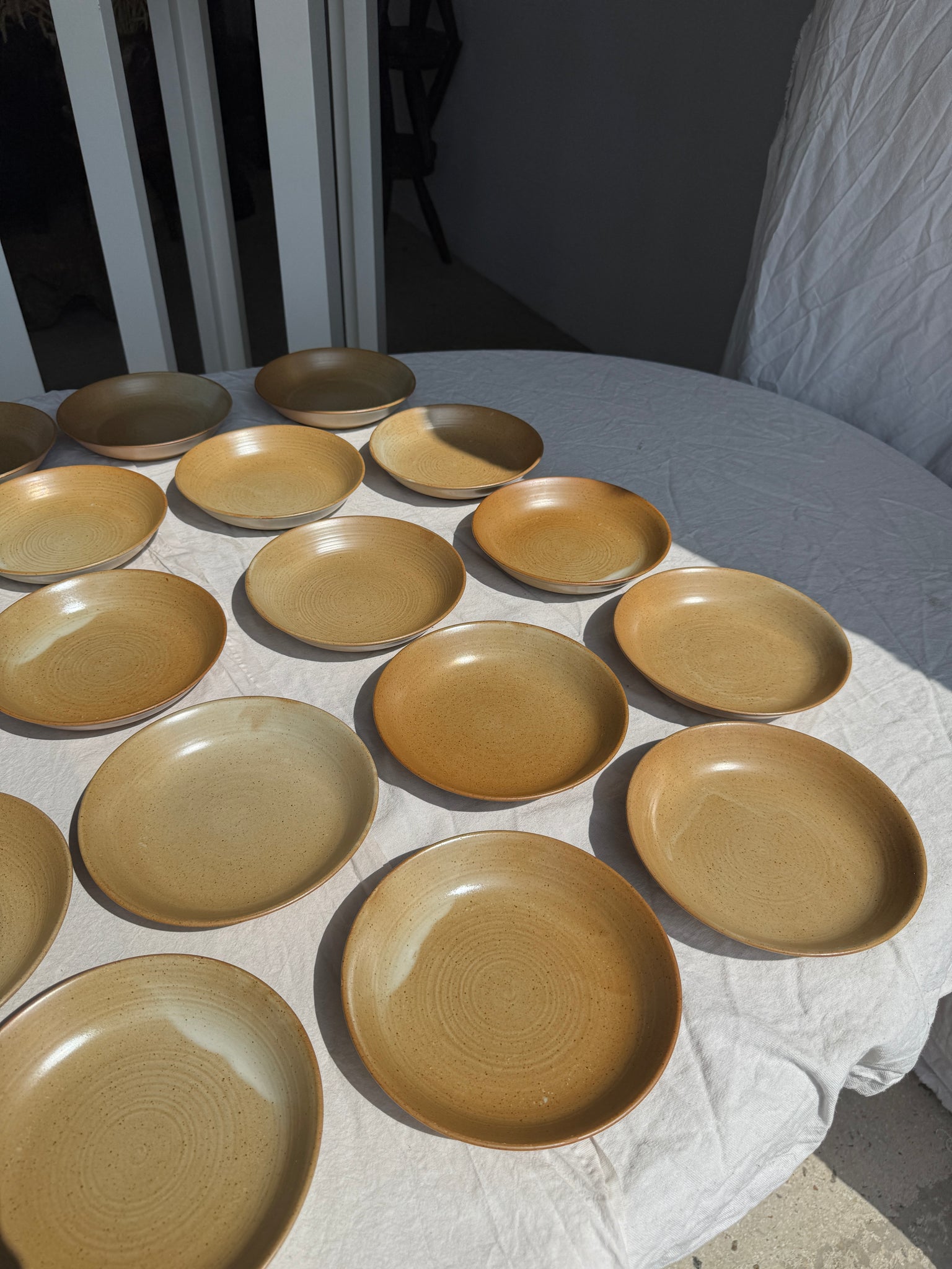 Lot de 29 assiettes creuses CNP village France D19