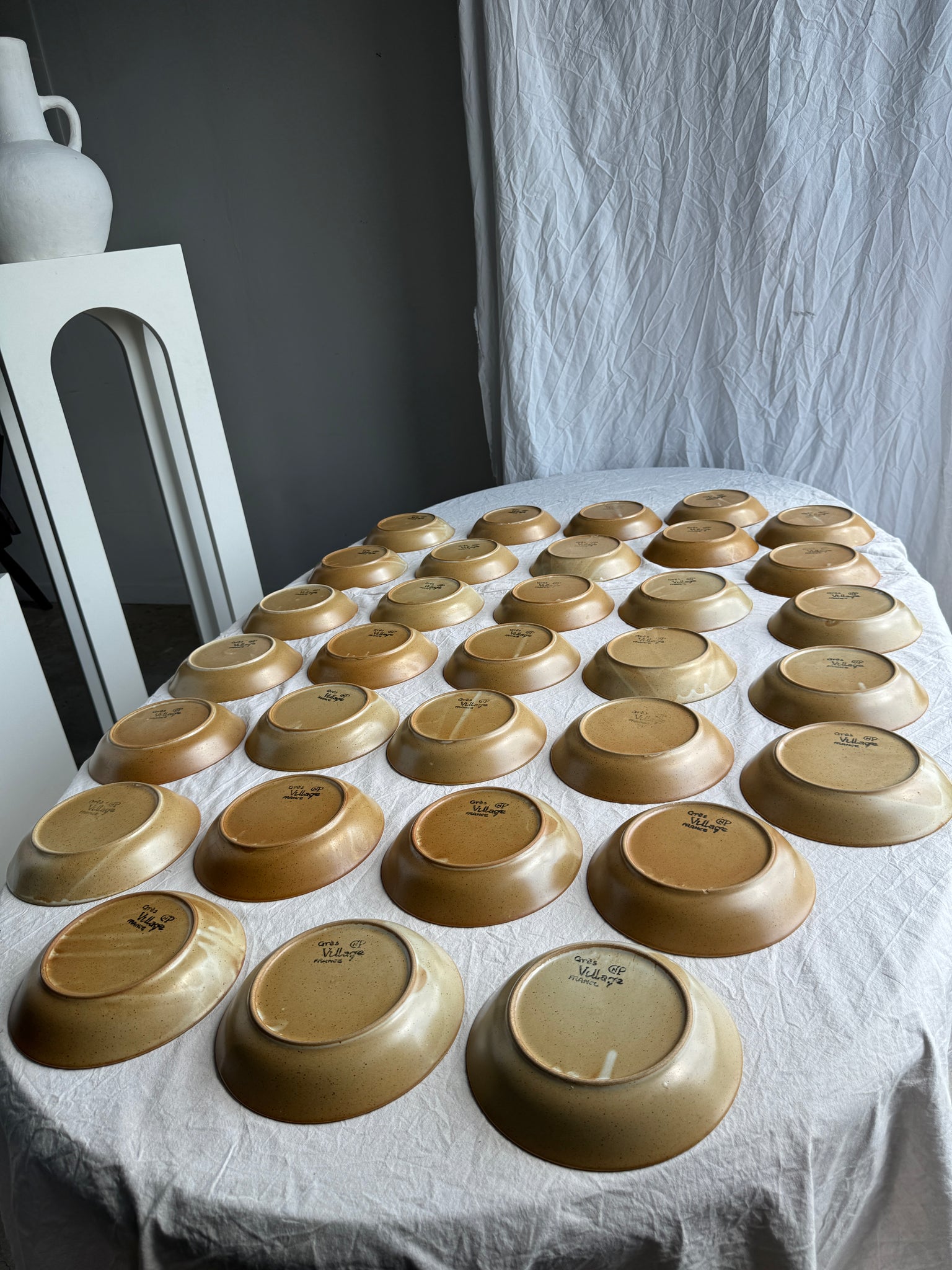 Lot de 29 assiettes creuses CNP village France D19