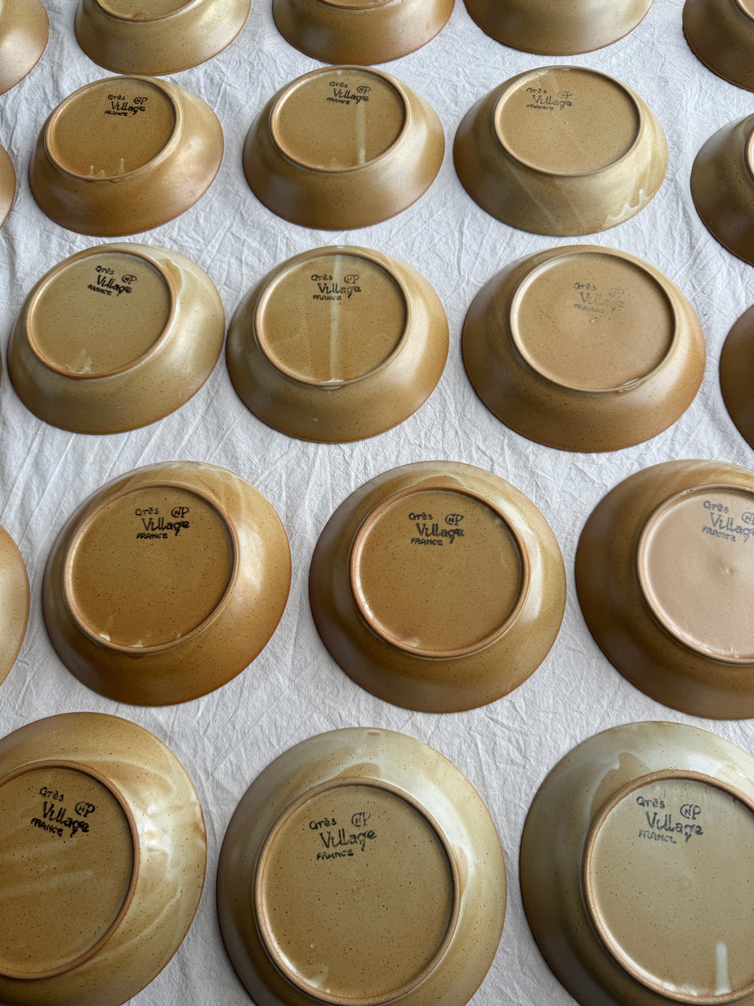 Lot de 29 assiettes creuses CNP village France D19