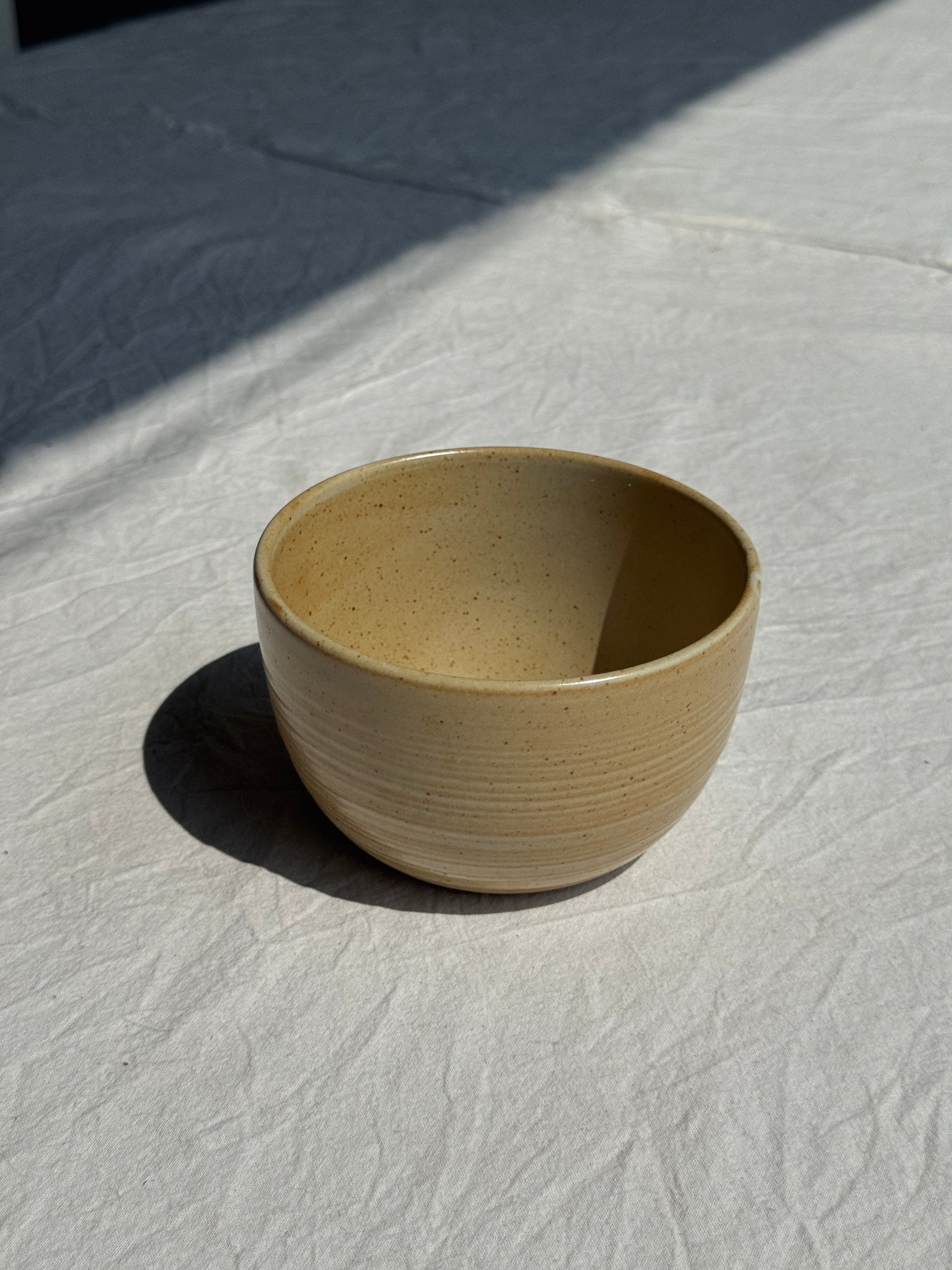 Un petit bol haut beige CNP Grès Village France vintage D12