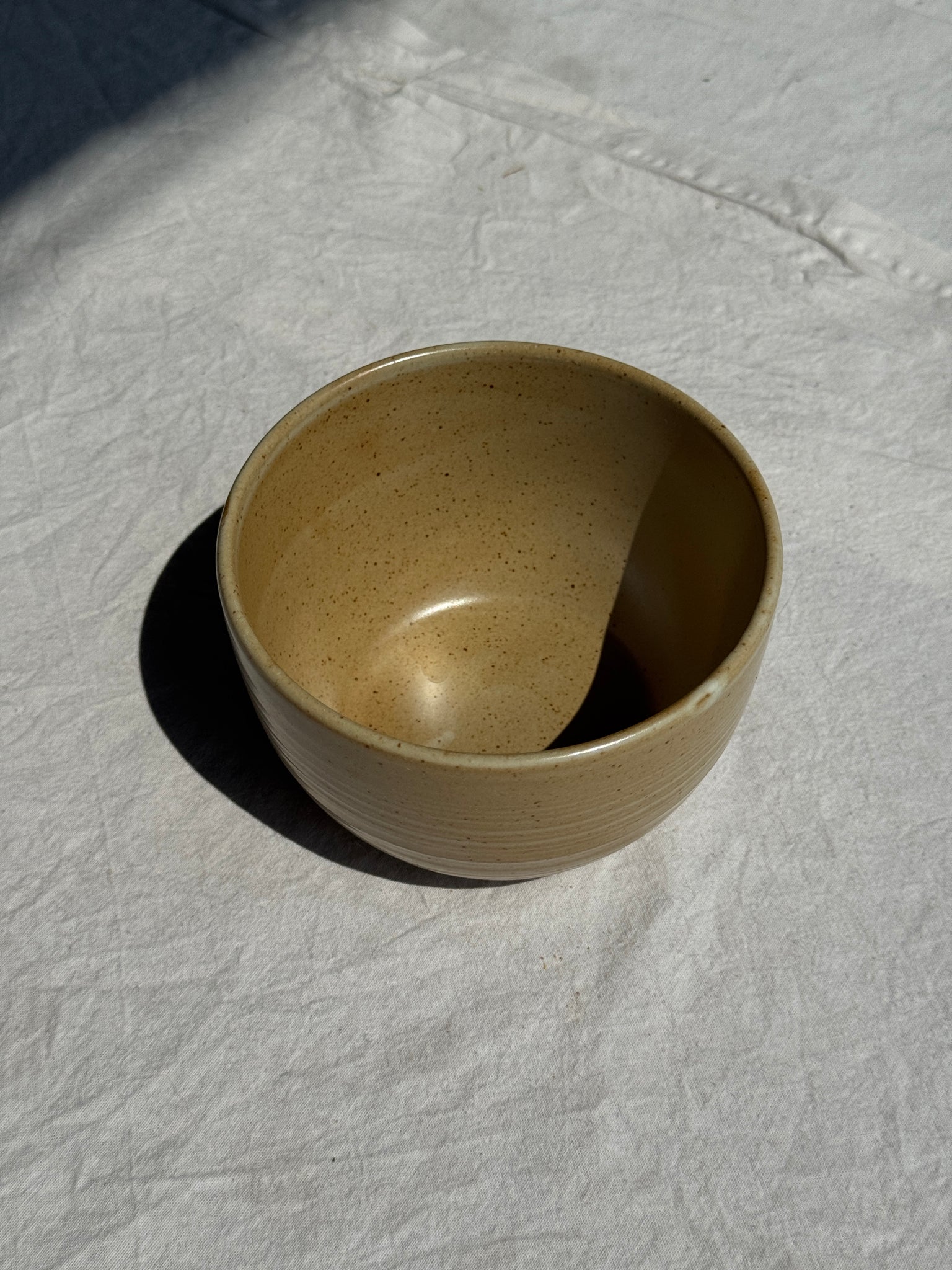 Un petit bol haut beige CNP Grès Village France vintage D12