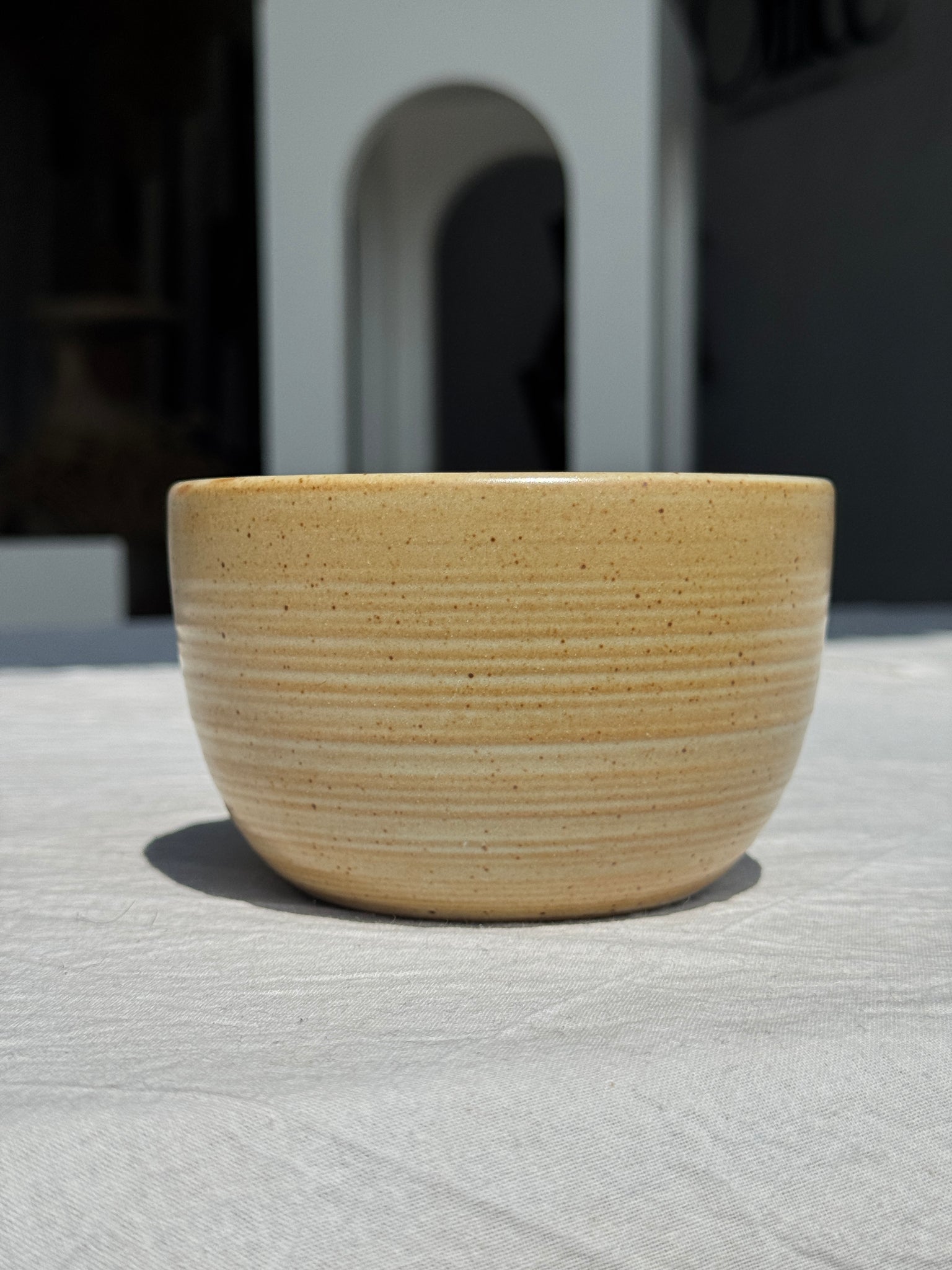 Un petit bol haut beige CNP Grès Village France vintage D12