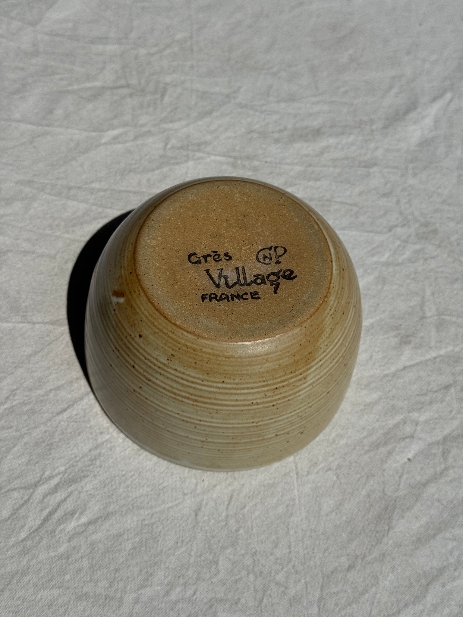 Un petit bol haut beige CNP Grès Village France vintage D12