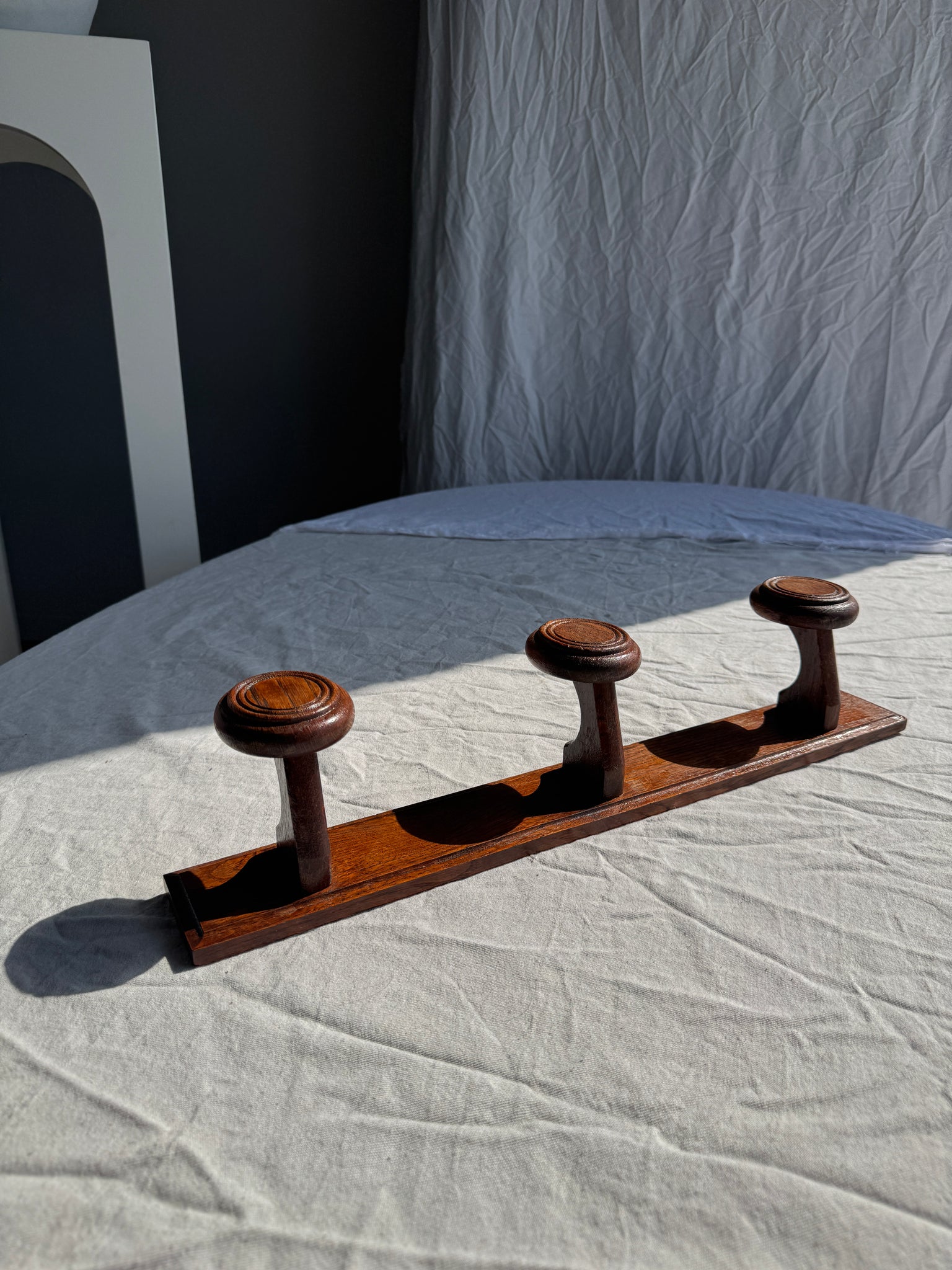 Patère en chêne ancienne à 3 accroches rondes