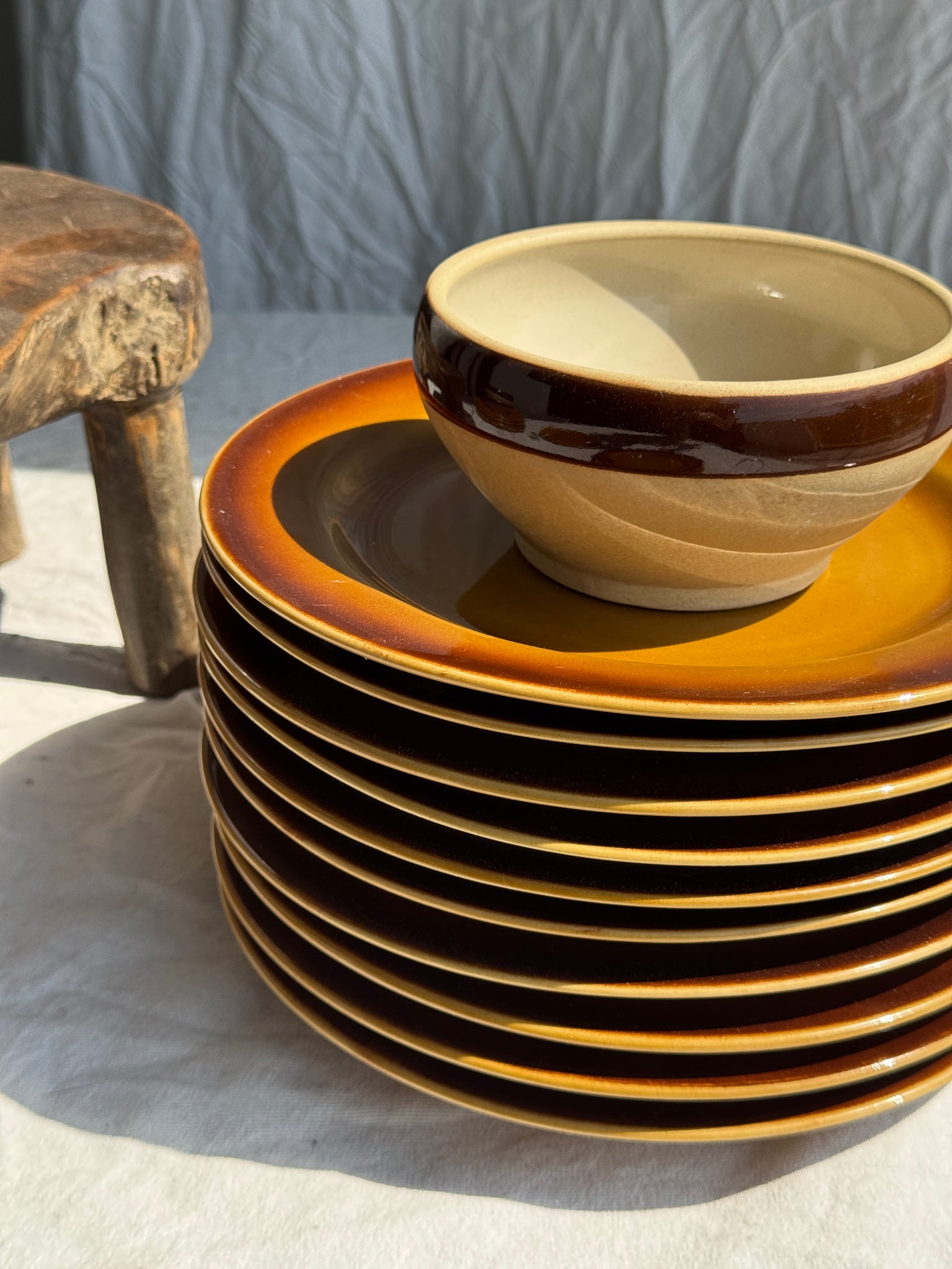 Lot de 11 assiettes en grès jaune brun foncé D24