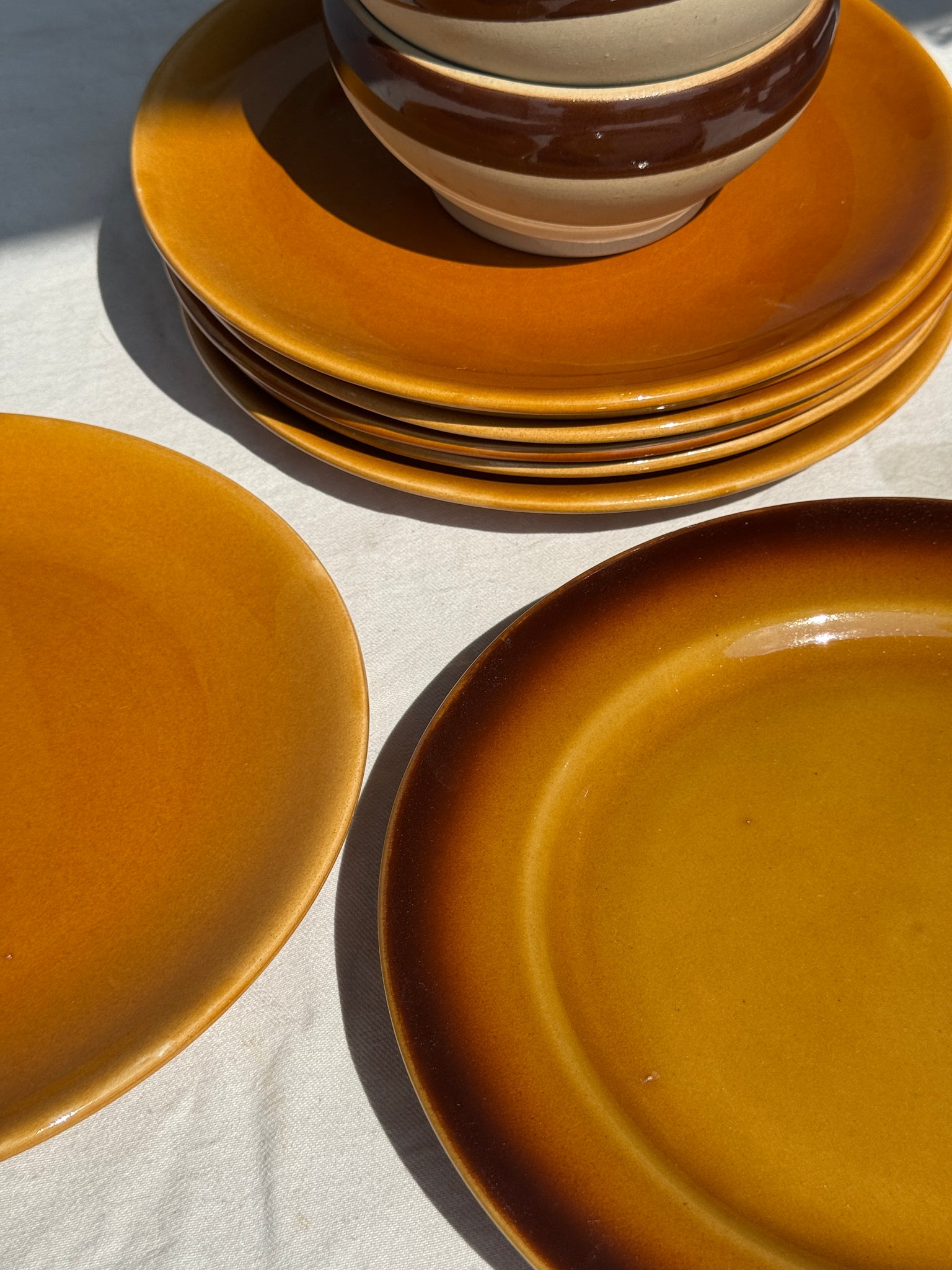 Lot de 11 assiettes en grès jaune brun foncé D24