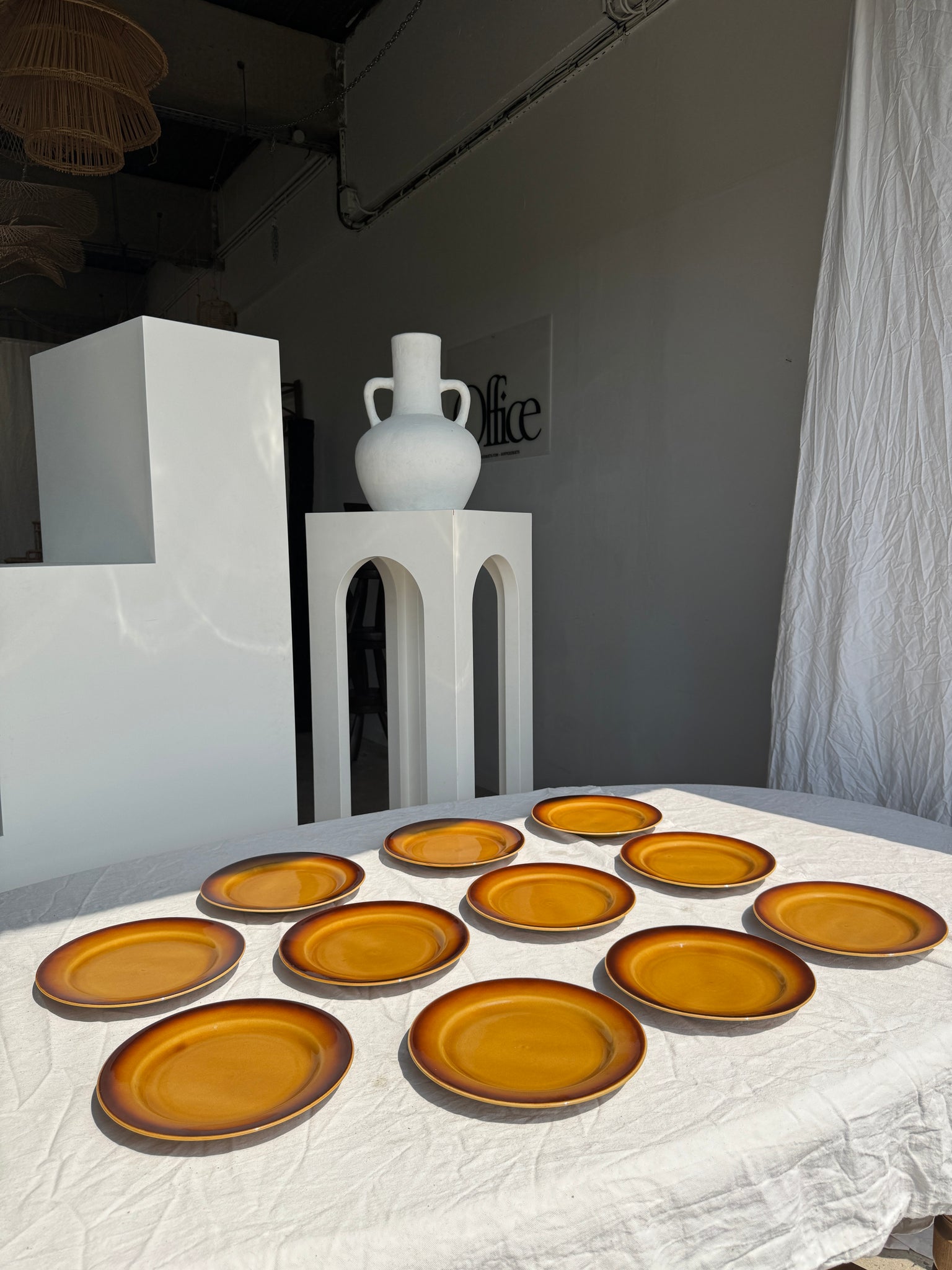 Lot de 11 assiettes en grès jaune brun foncé D24
