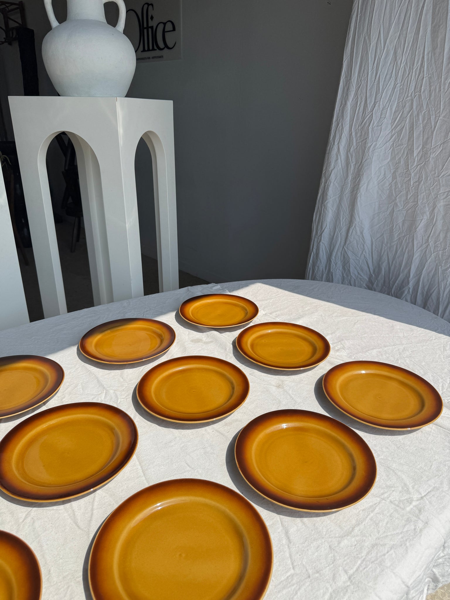 Lot de 11 assiettes en grès jaune brun foncé D24