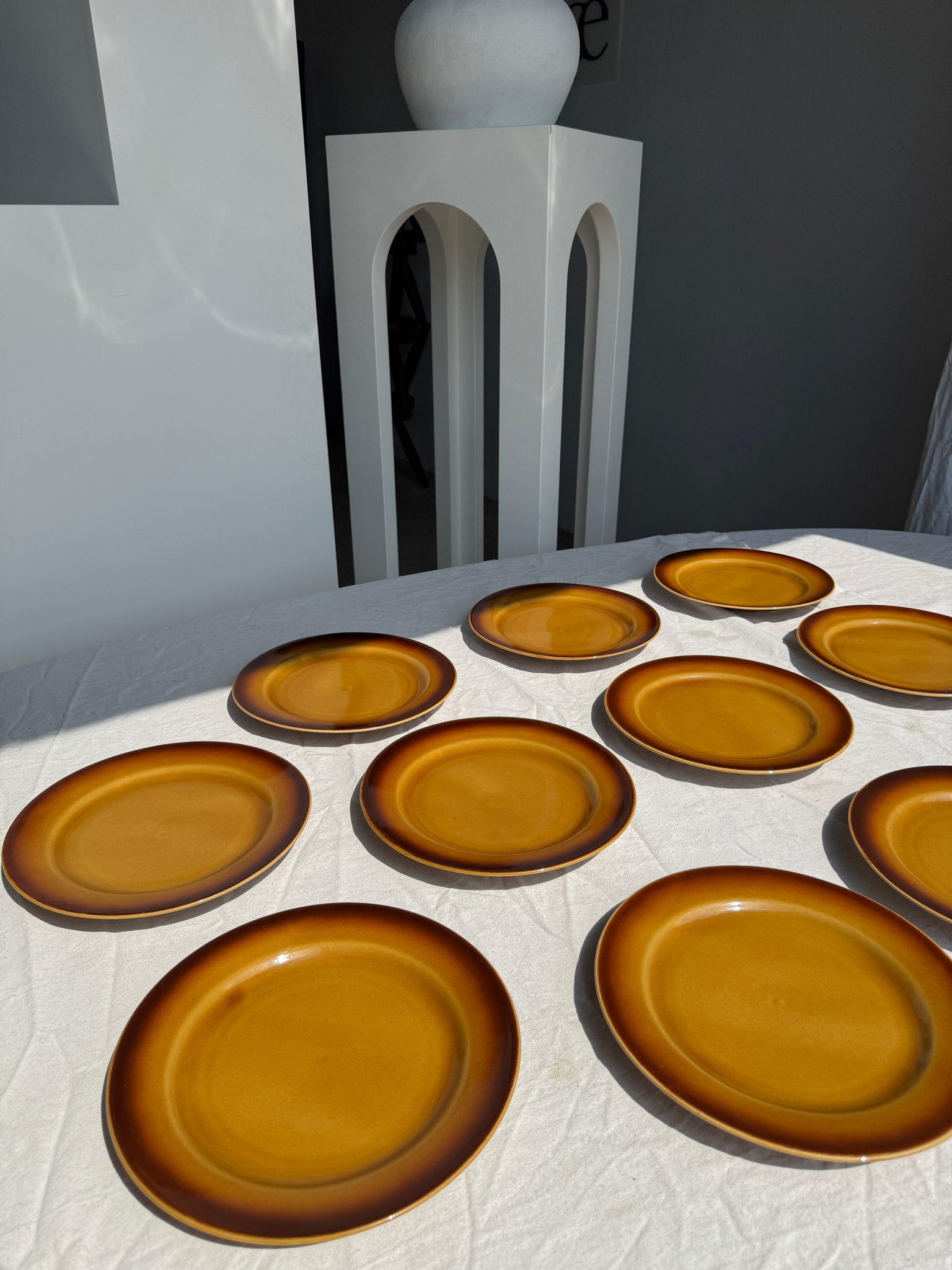 Lot de 11 assiettes en grès jaune brun foncé D24