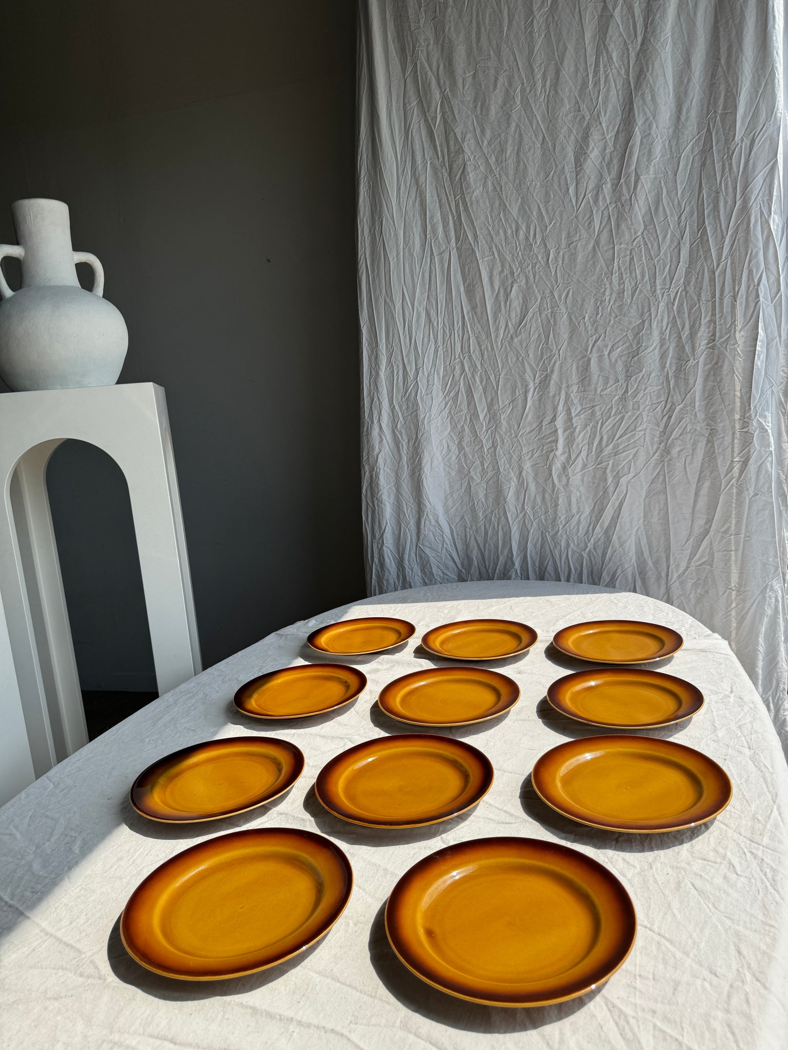 Lot de 11 assiettes en grès jaune brun foncé D24