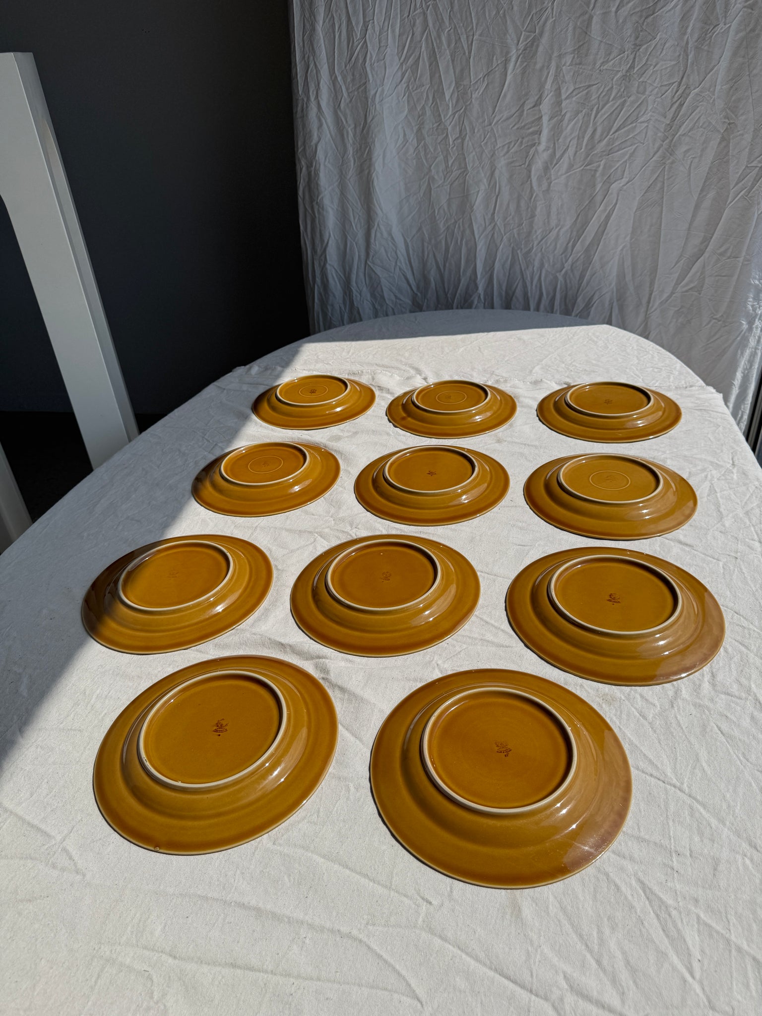 Lot de 11 assiettes en grès jaune brun foncé D24
