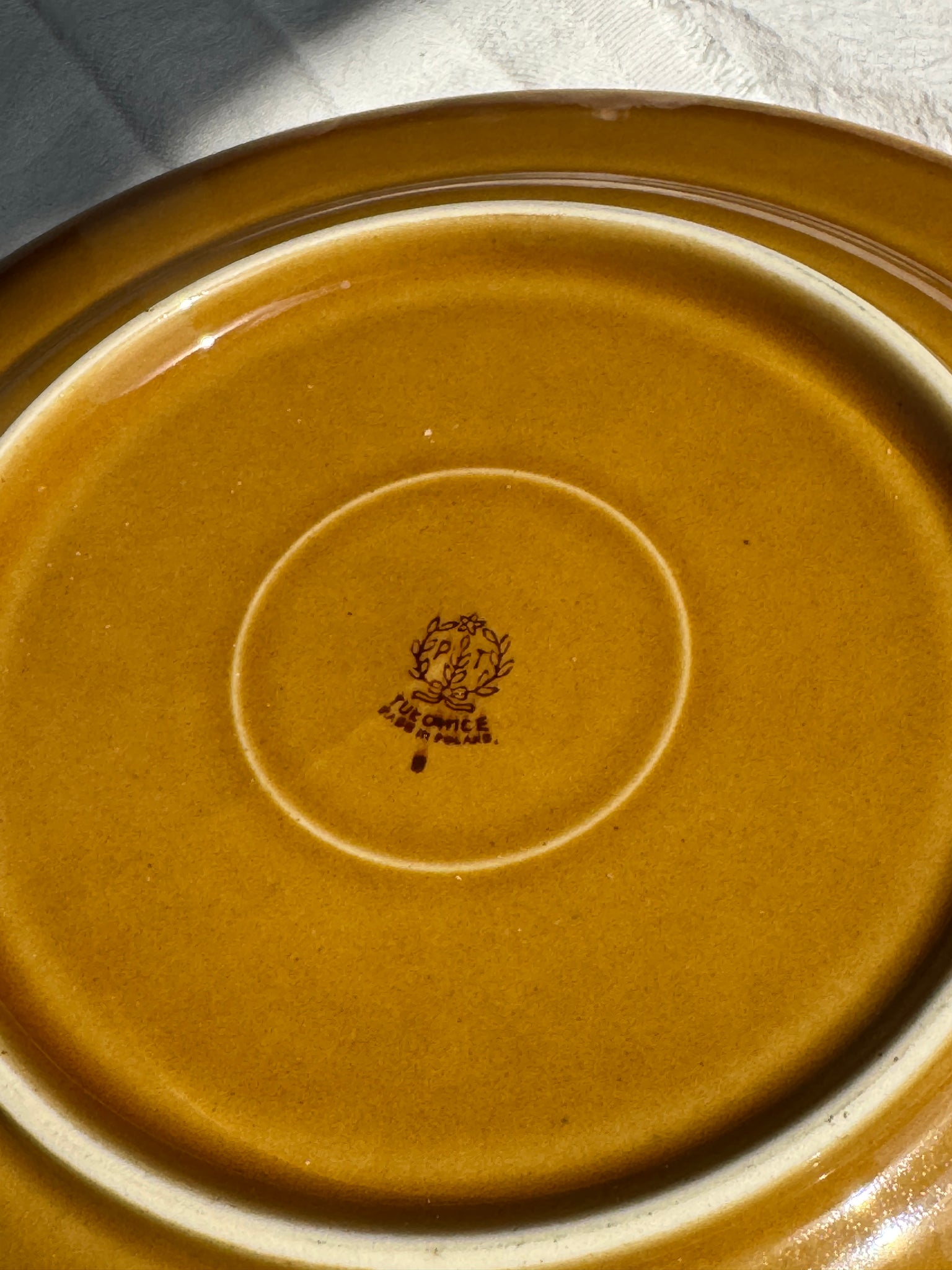 Lot de 11 assiettes en grès jaune brun foncé D24