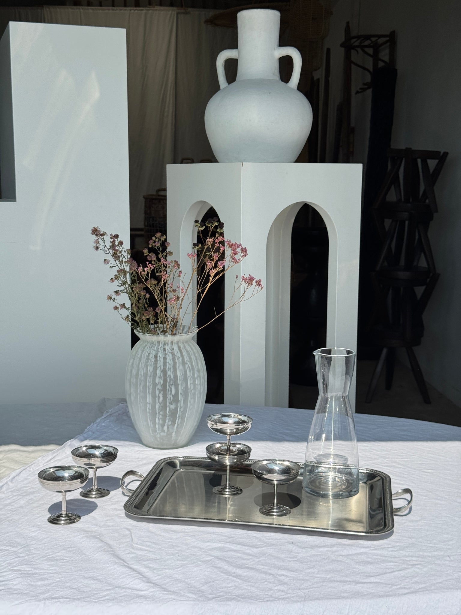 Une grande carafe en verre minimaliste à petit bec
