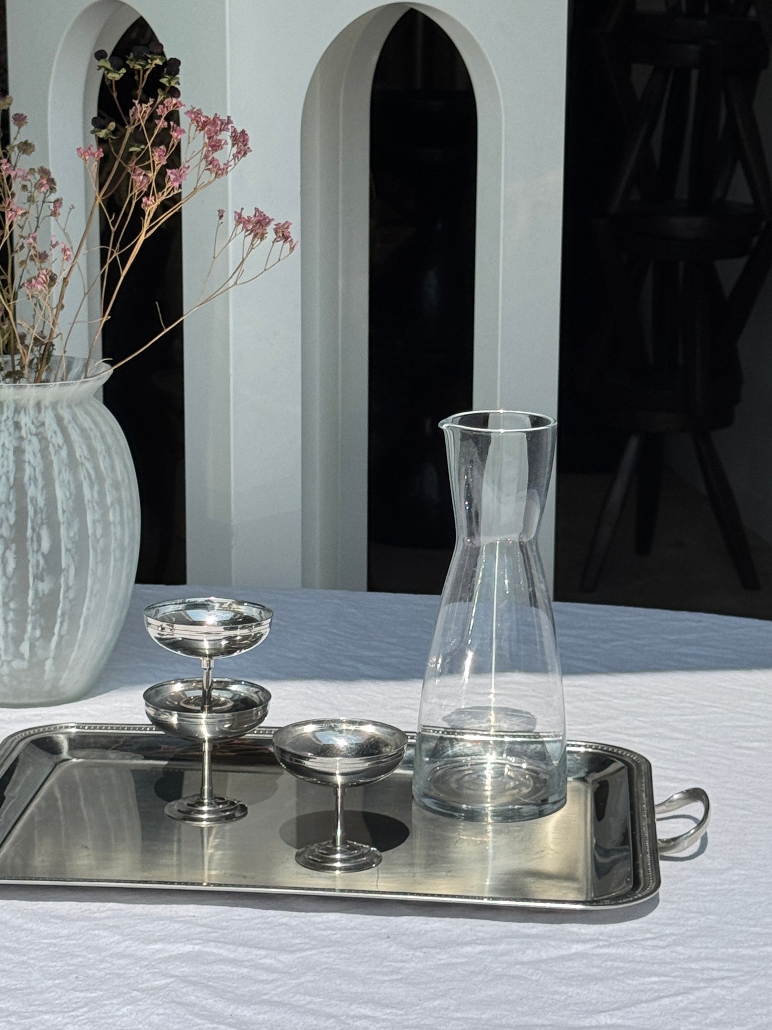 Une grande carafe en verre minimaliste à petit bec