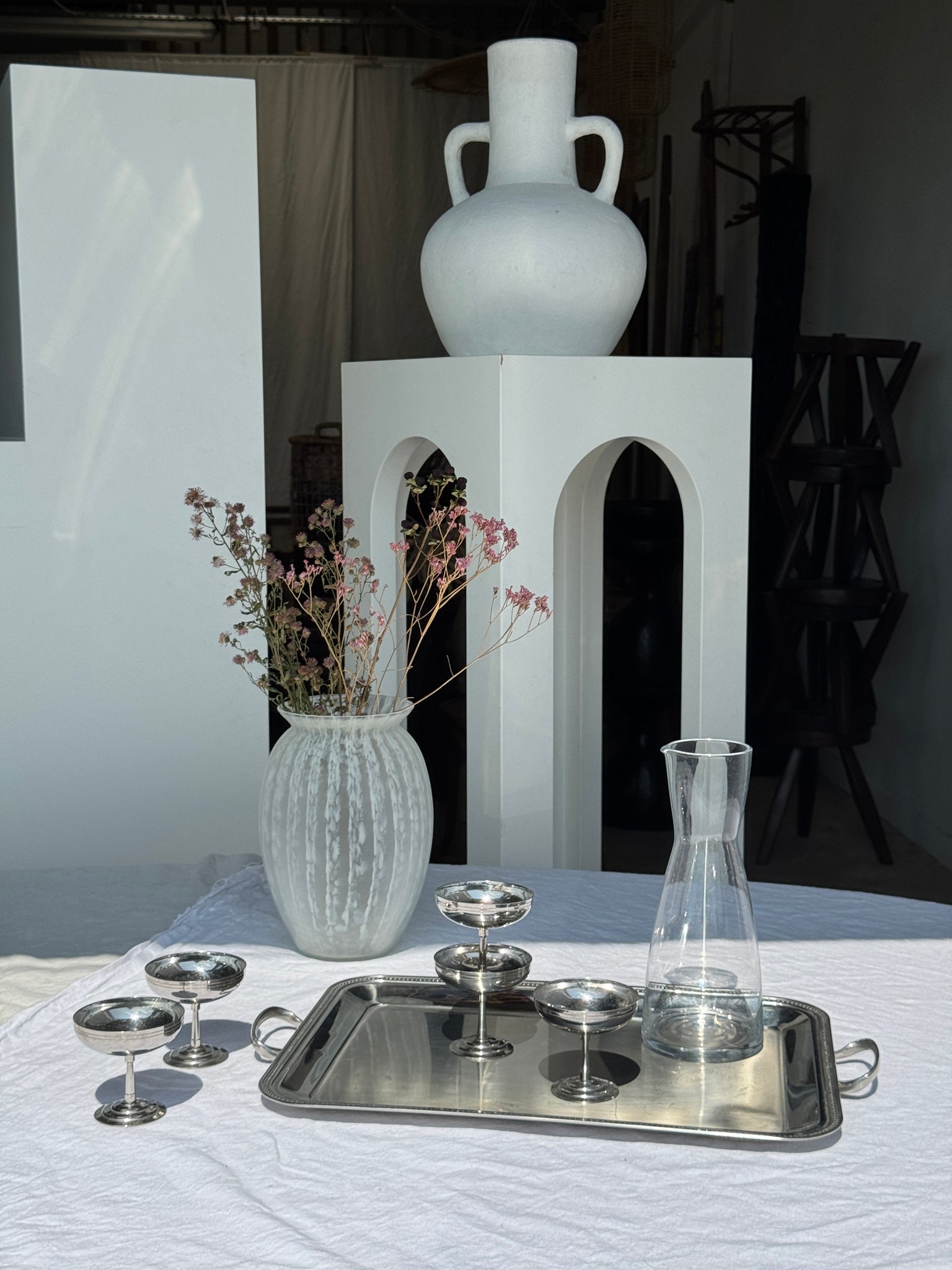 Une grande carafe en verre minimaliste à petit bec