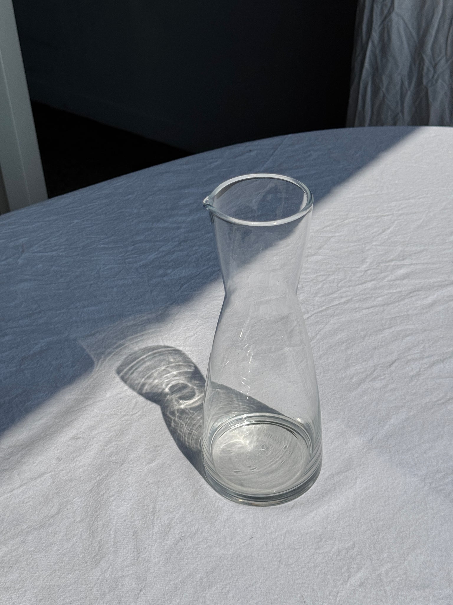 Une grande carafe en verre minimaliste à petit bec