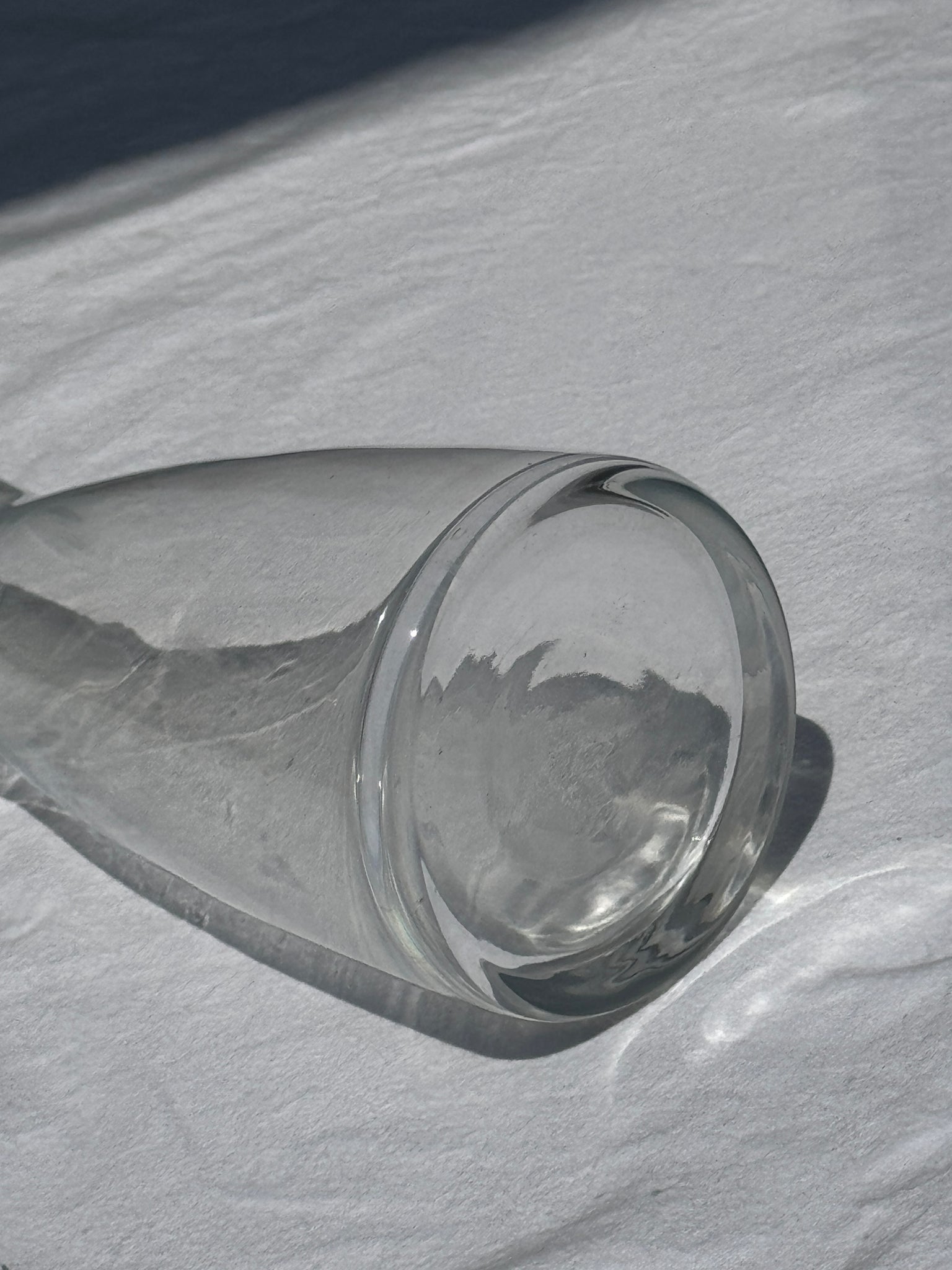 Une grande carafe en verre minimaliste à petit bec