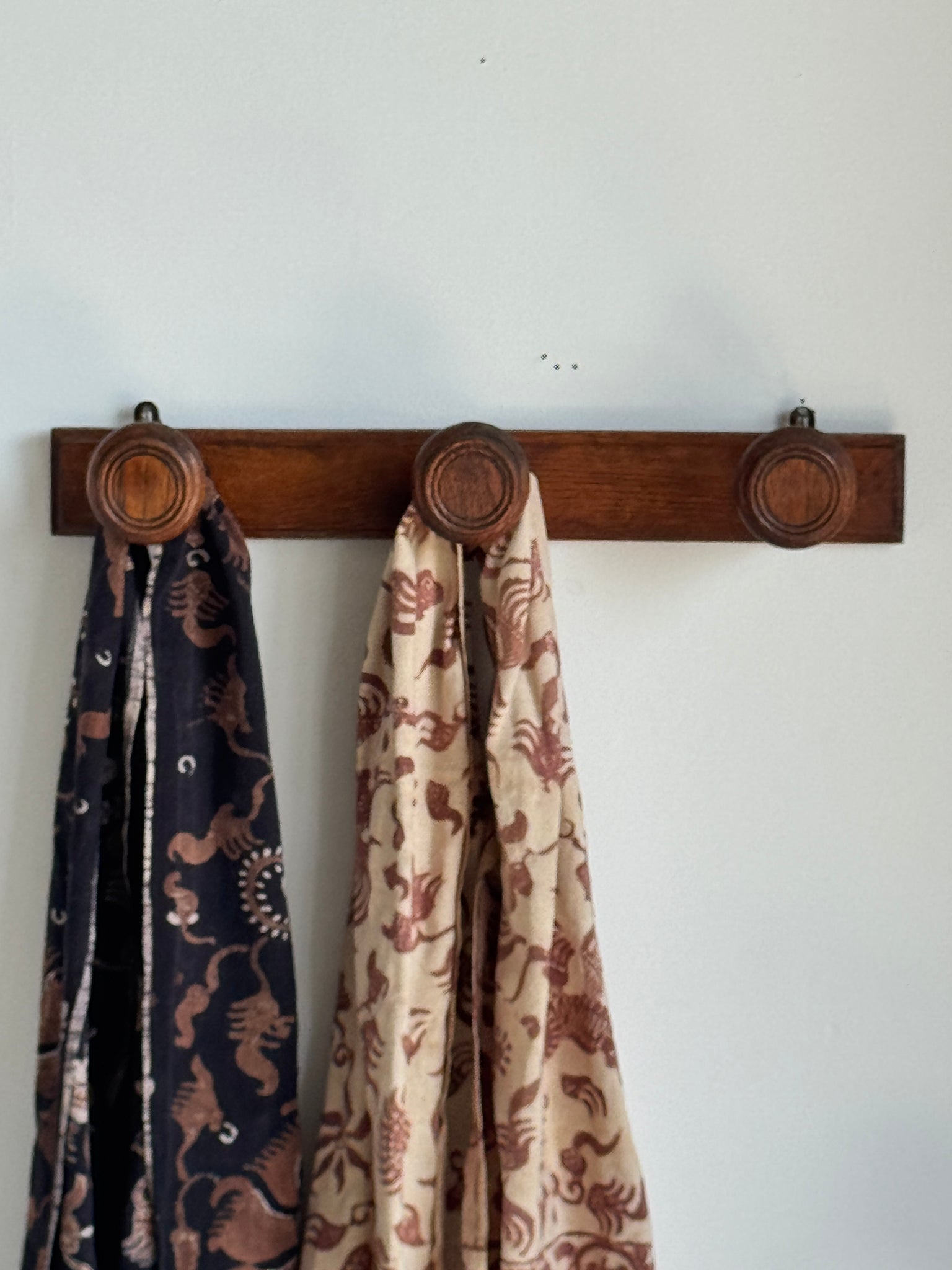 Patère en chêne ancienne à 3 accroches rondes