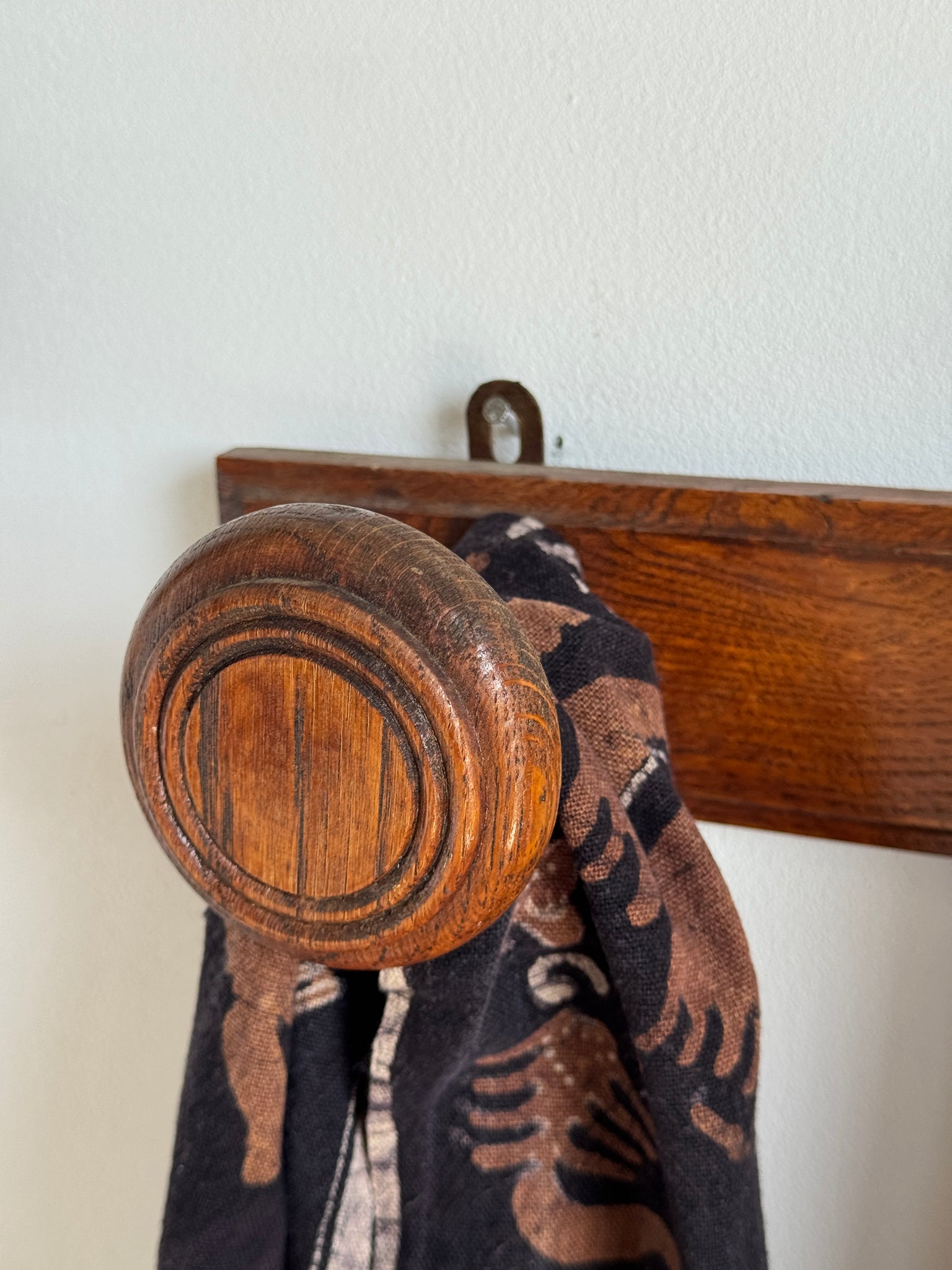 Patère en chêne ancienne à 3 accroches rondes