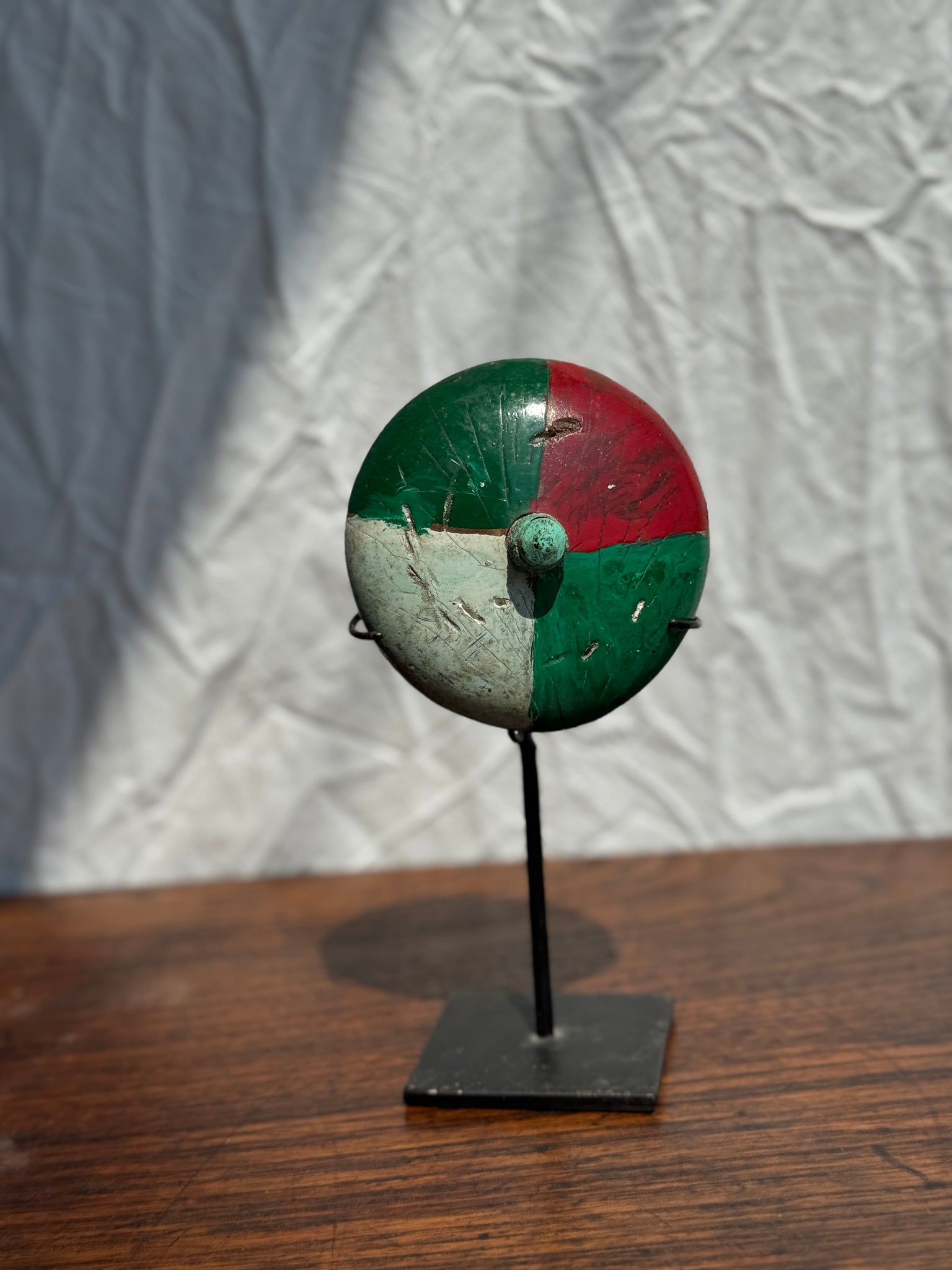 Toupie indonésienne polychrome sur socle