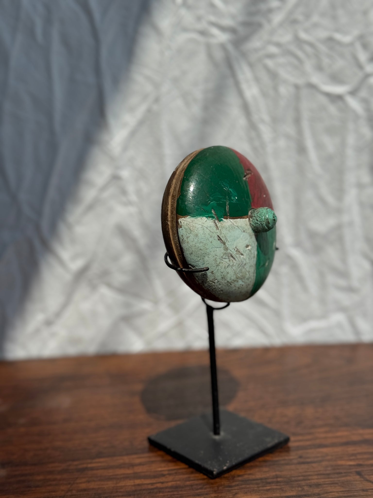 Toupie indonésienne polychrome sur socle
