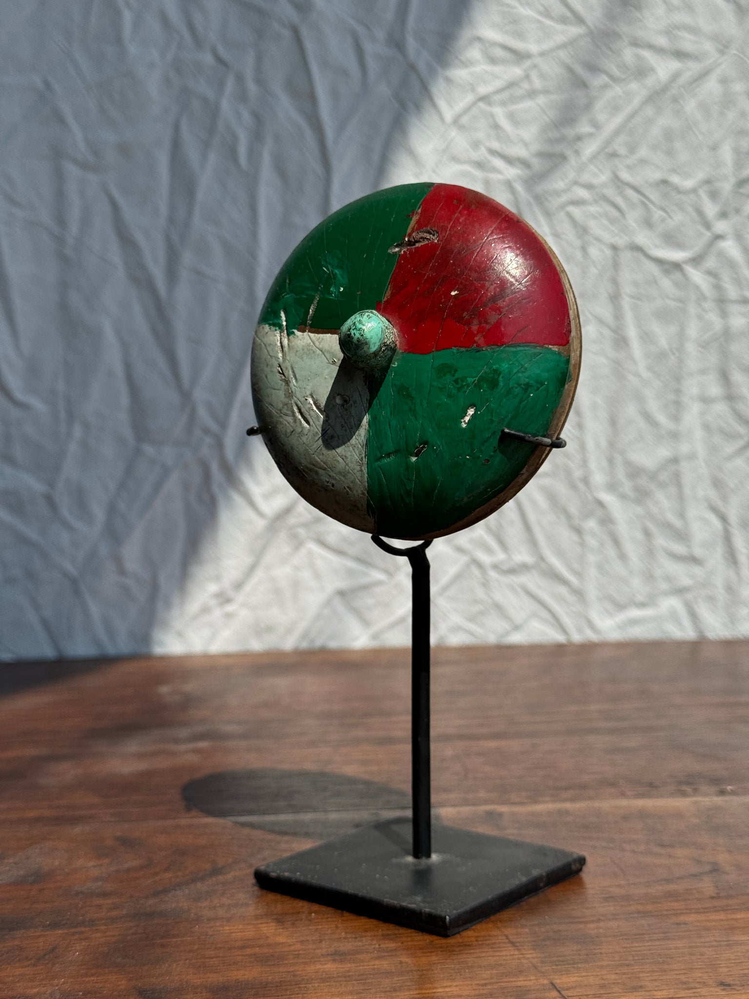 Toupie indonésienne polychrome sur socle