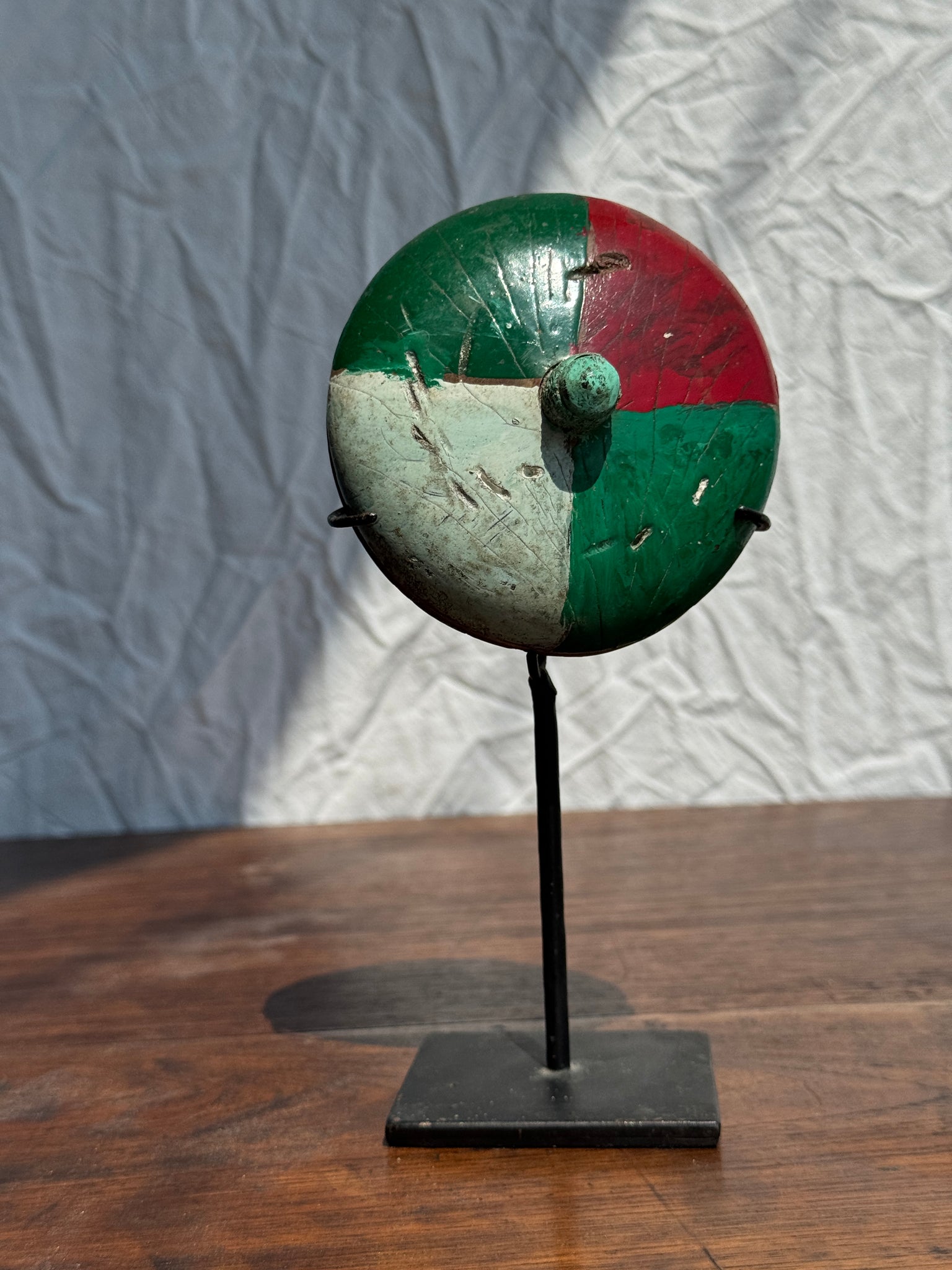 Toupie indonésienne polychrome sur socle