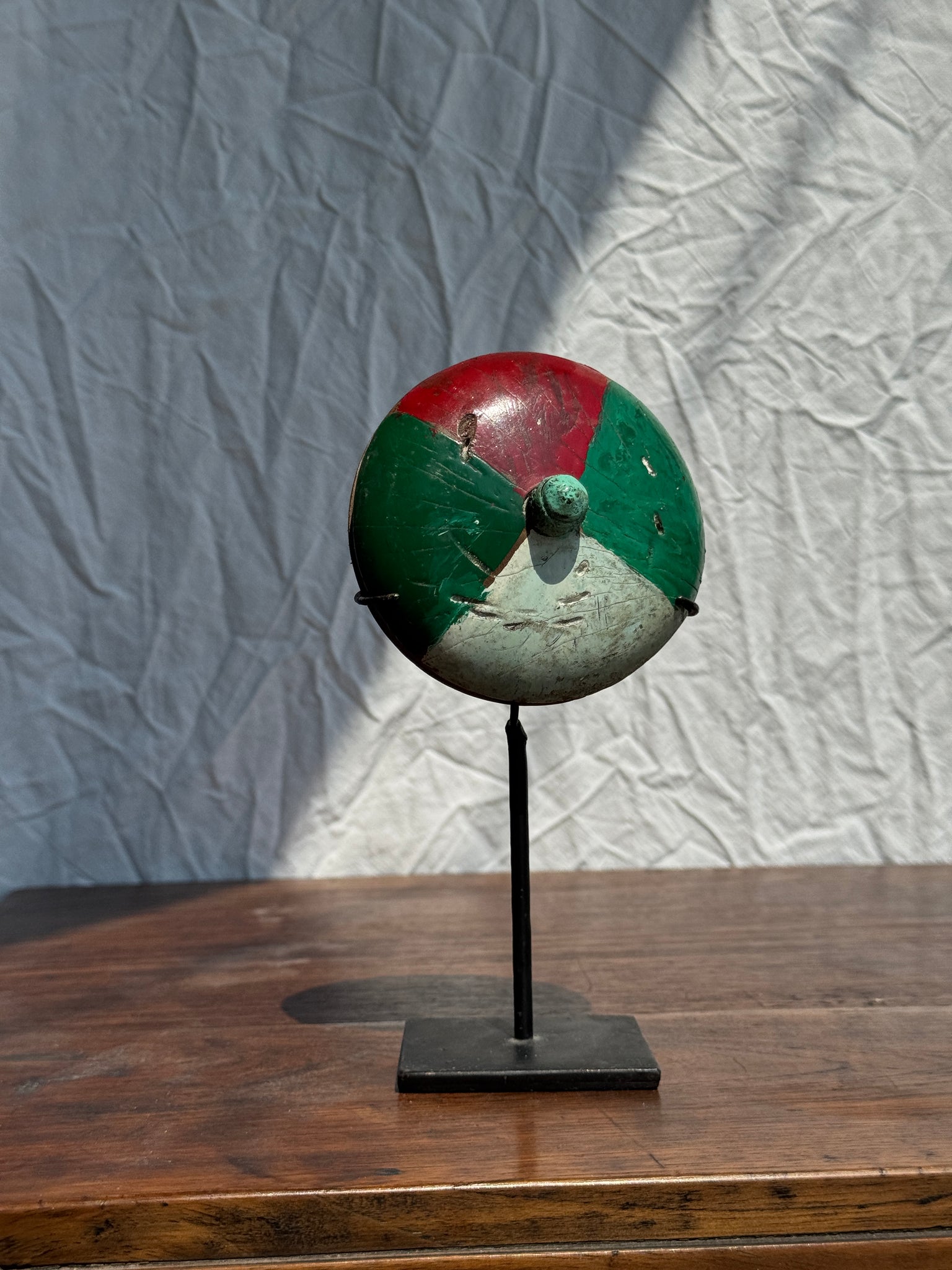 Toupie indonésienne polychrome sur socle