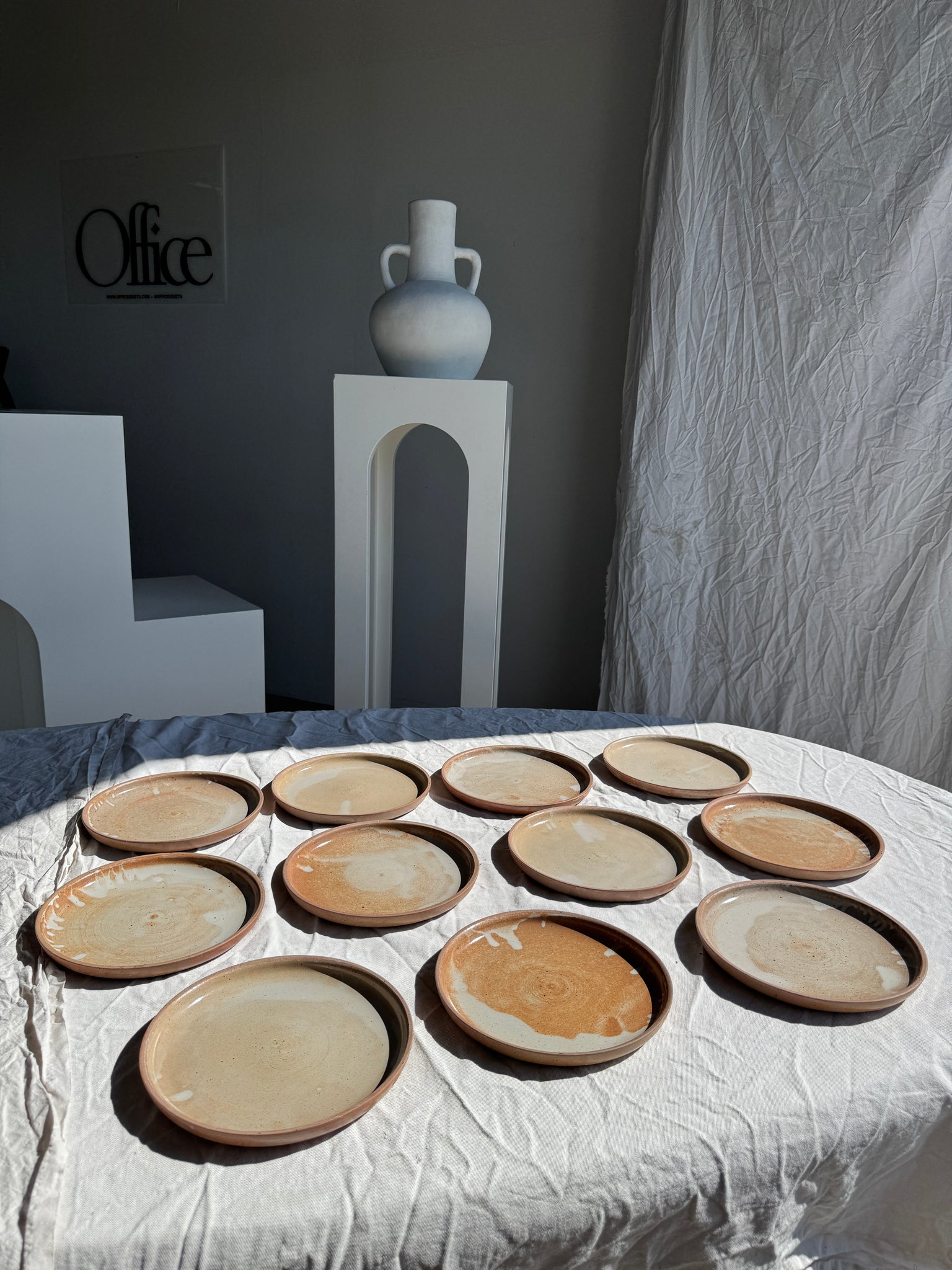 Lot de 11 assiettes en grès beige épais vintage D22,5