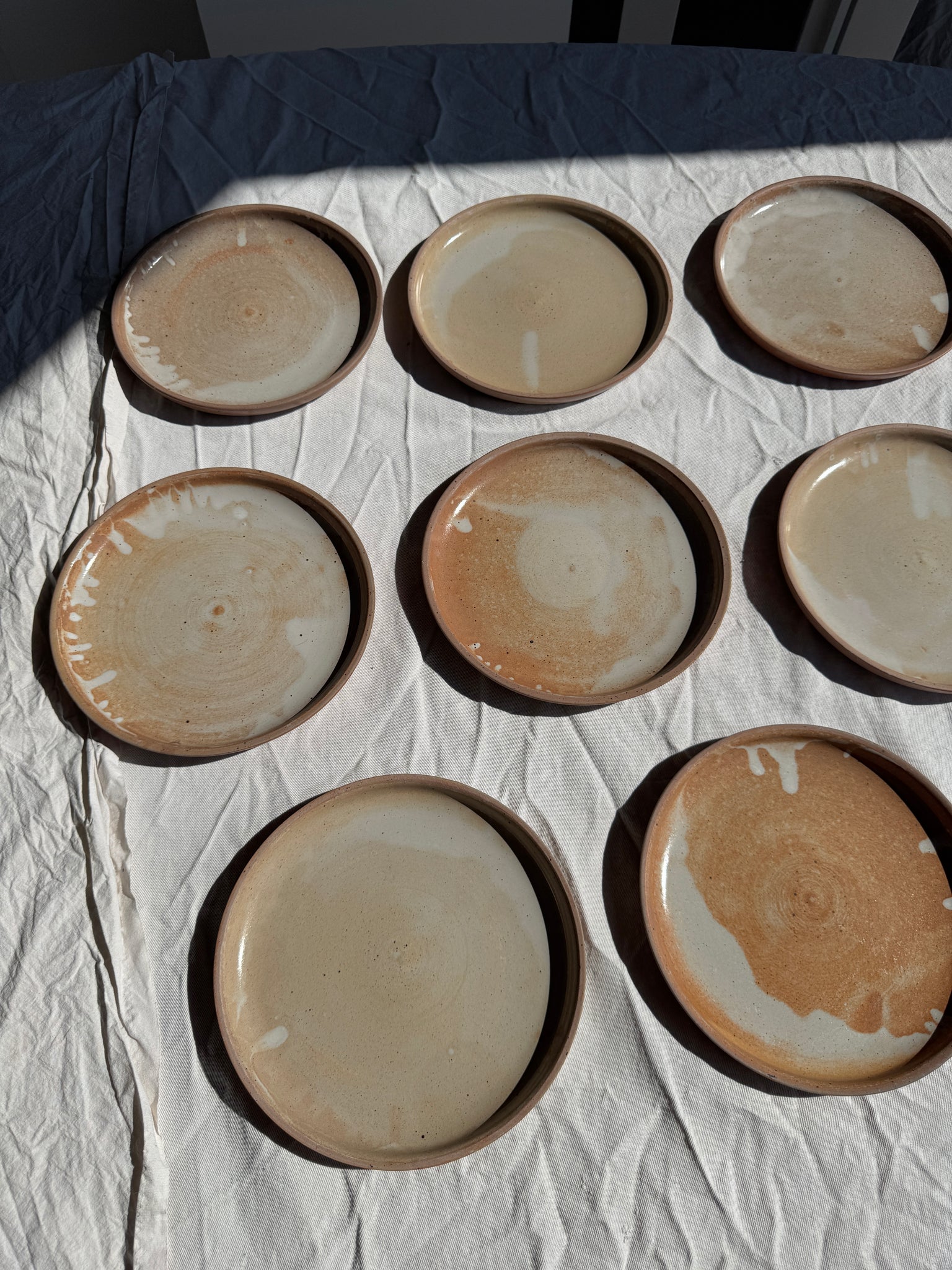 Lot de 11 assiettes en grès beige épais vintage D22,5