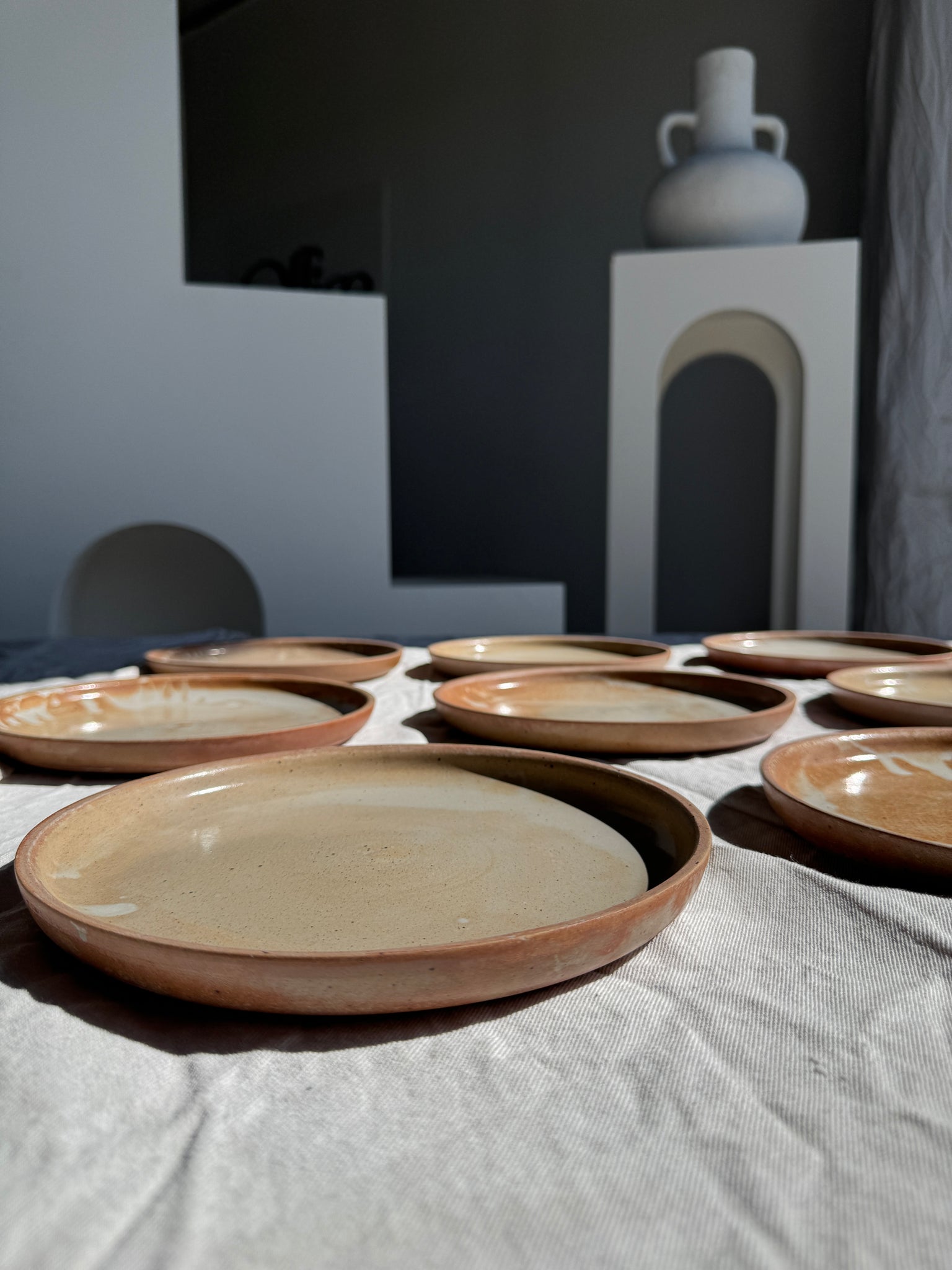 Lot de 11 assiettes en grès beige épais vintage D22,5