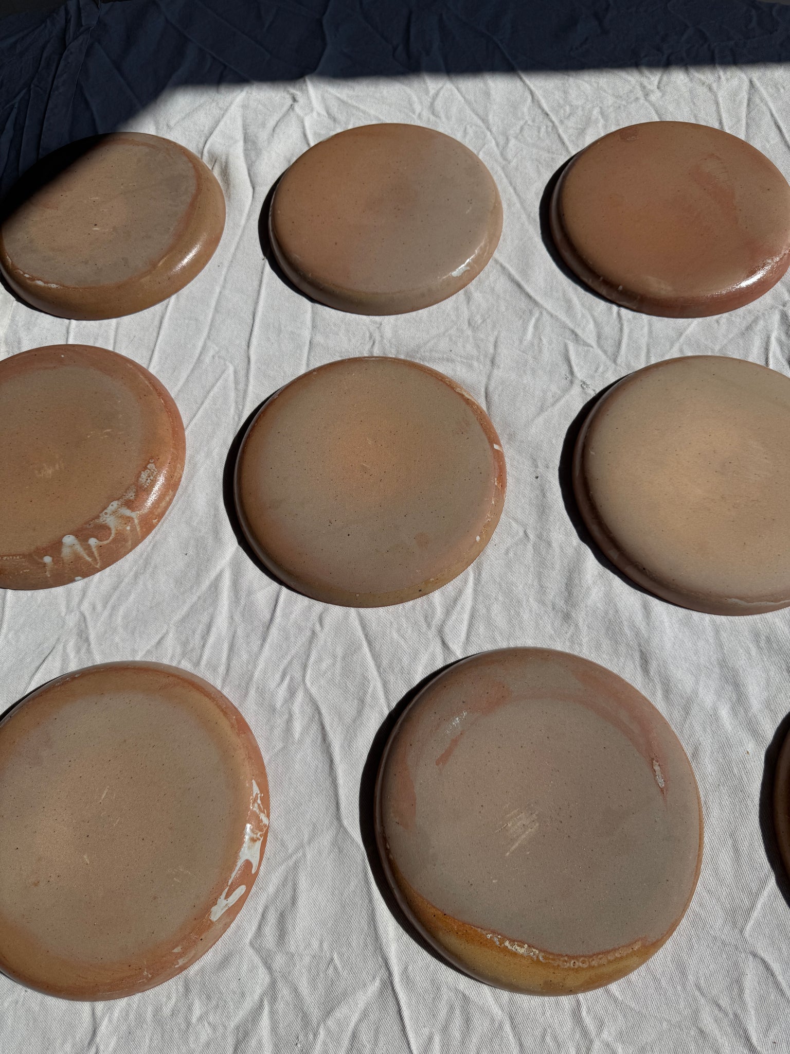 Lot de 11 assiettes en grès beige épais vintage D22,5