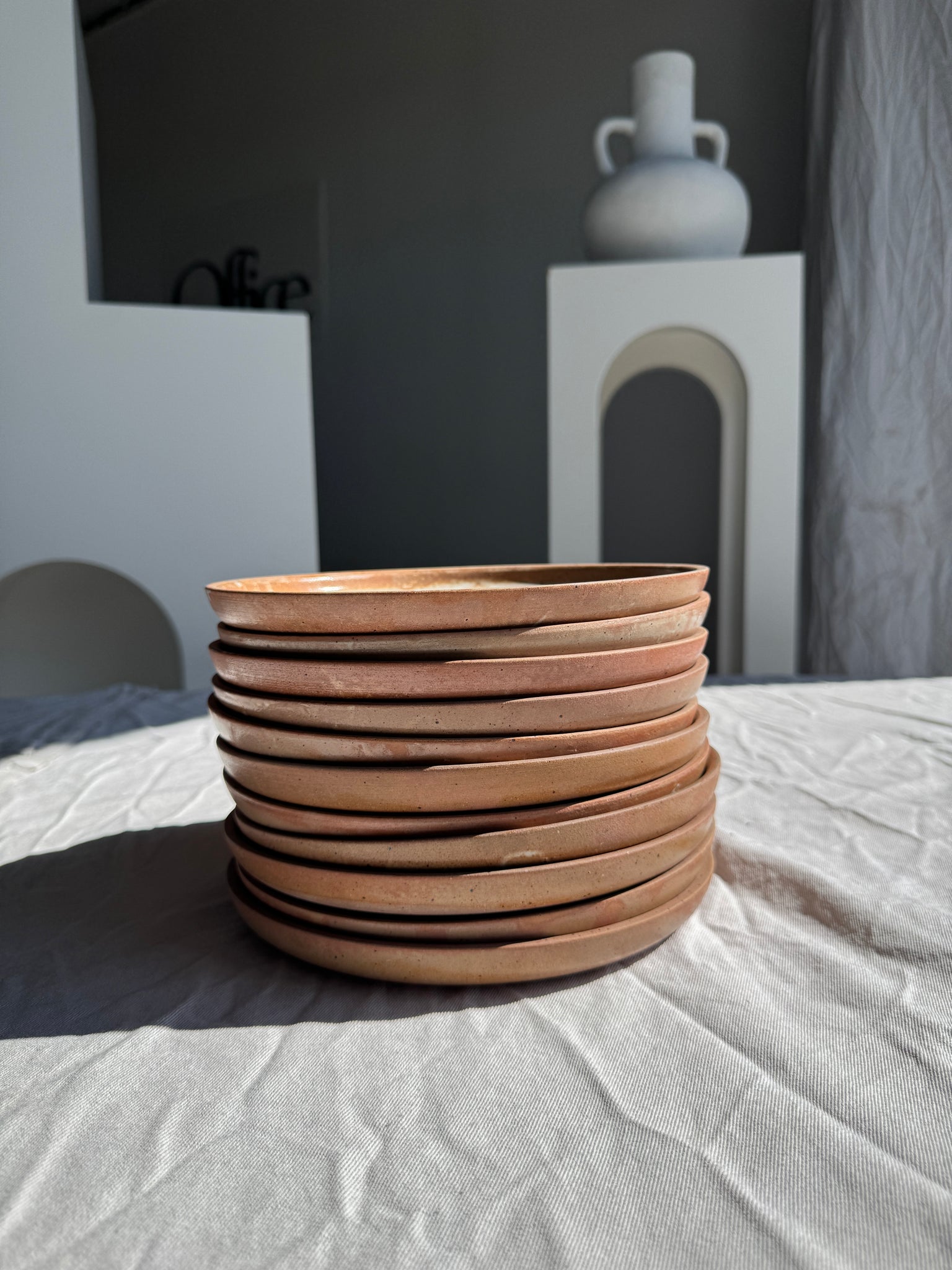 Lot de 11 assiettes en grès beige épais vintage D22,5