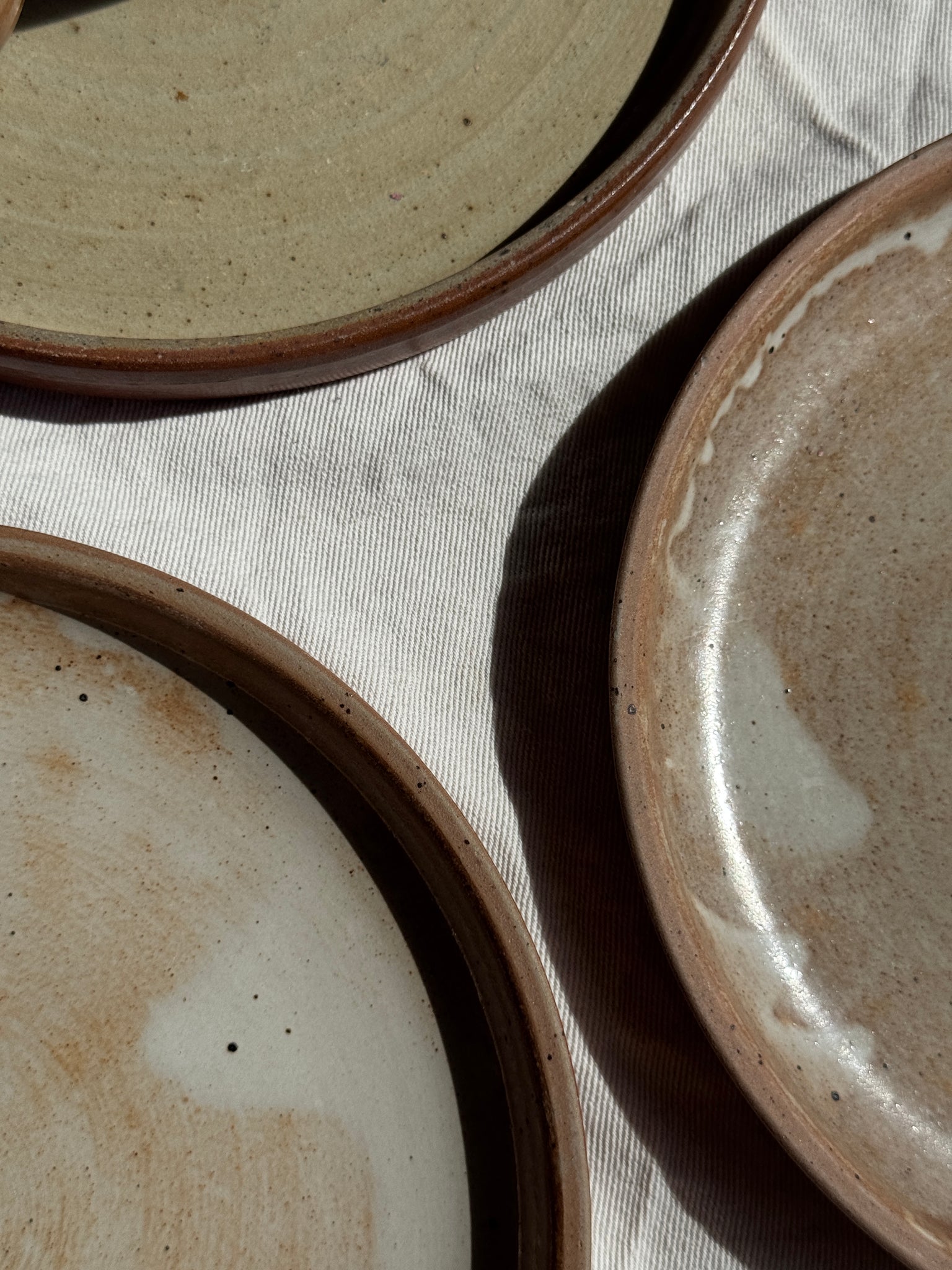 Lot de 11 assiettes en grès beige épais vintage D22,5