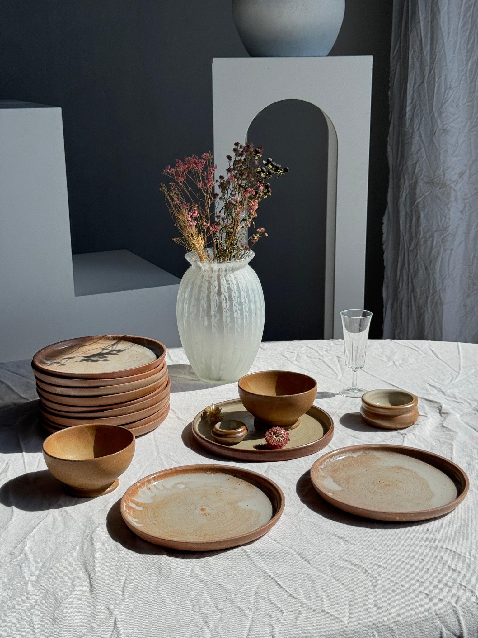 Lot de 11 assiettes en grès beige épais vintage D22,5